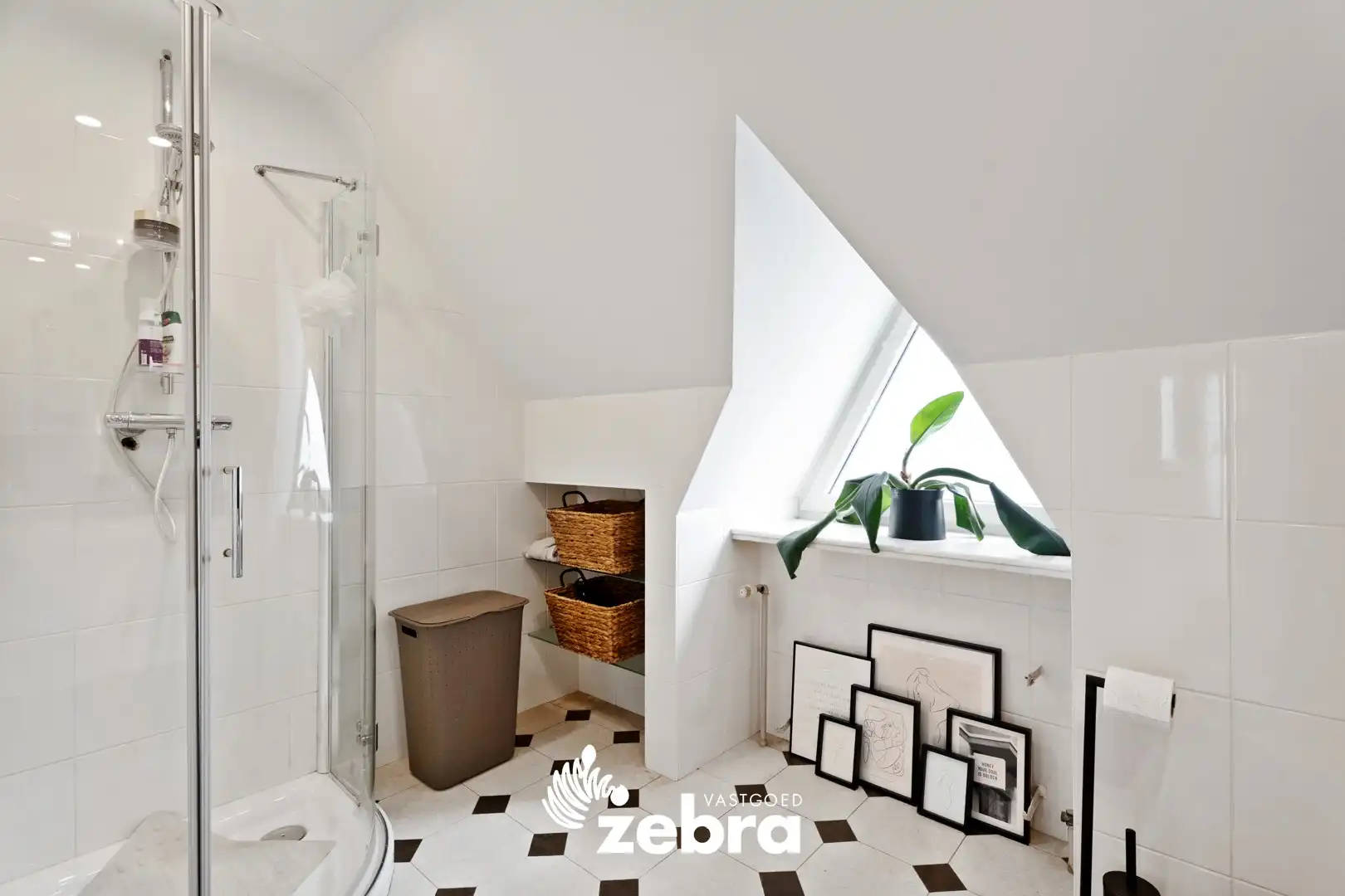 Ruime loods van ± 600 m² met instapklare woning te Oostrozebeke! foto 21