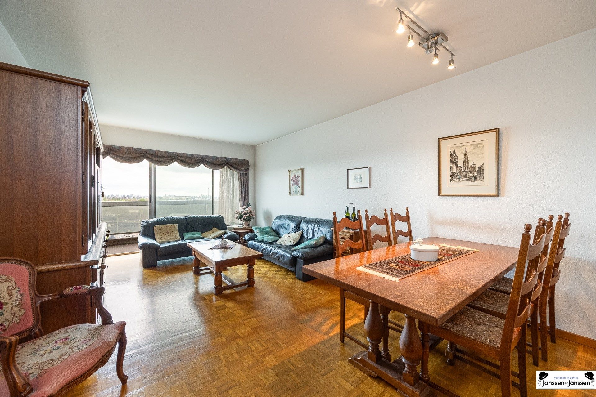 Instapklaar één-slaapkamer appartement met prachtig uitzicht! foto {{pictureIndex}}