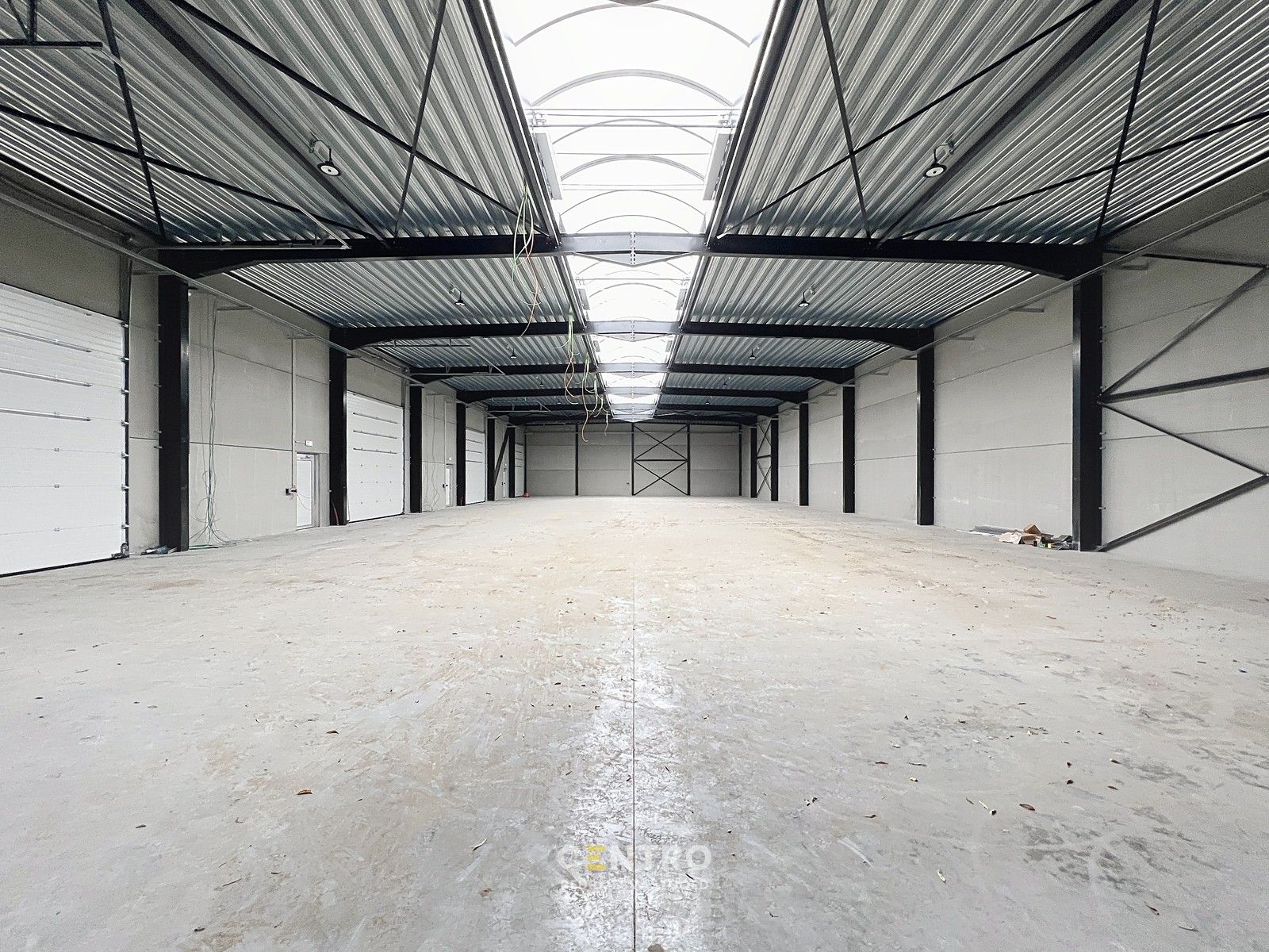 Instapklaar geïsoleerd nieuwbouw MAGAZIJN (± 960m²), vrije hoogte 7m, met 4 sectionale poorten. Op ambachtelijke zone te Oostrozebeke. foto 5