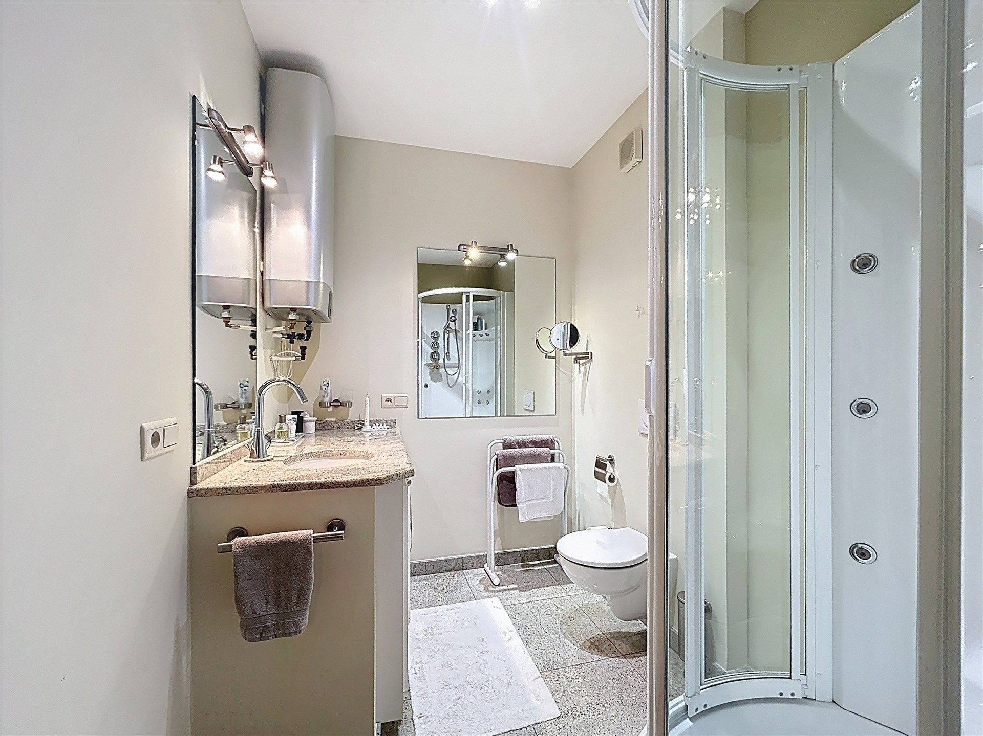 instapklaar 2 slaapkamer appartement op toplocatie foto 8