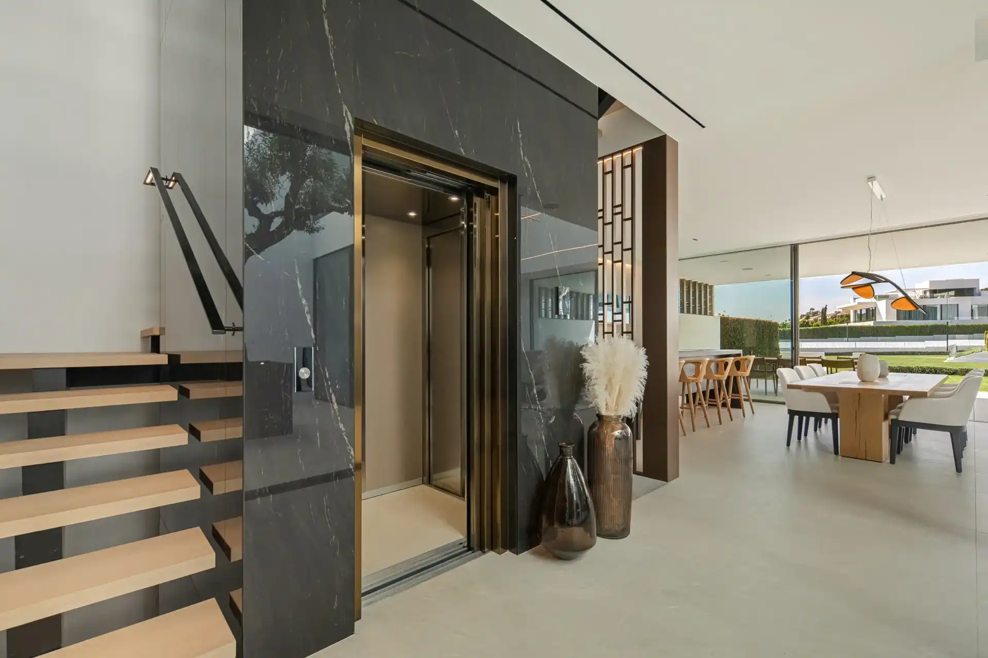 Exclusieve villa met resortgevoel in het meest prestigieuze deel van Marbella foto 14