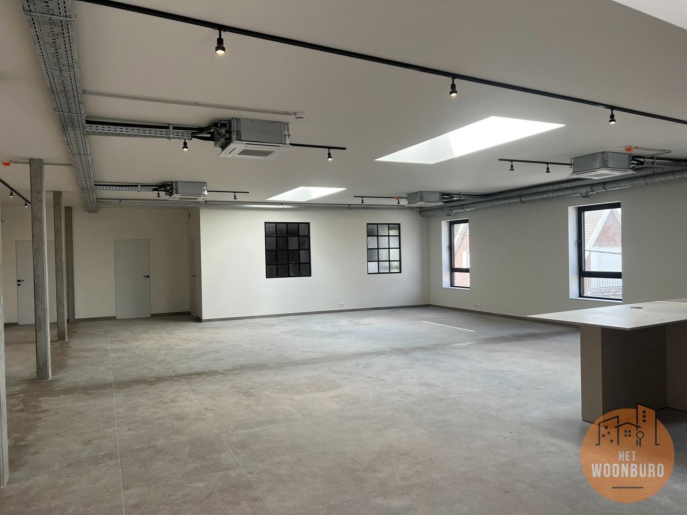 Kantoor met polyvalente ruimte, 4 burelen, vergaderzaal foto 8