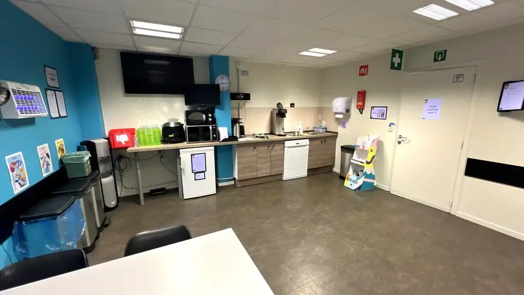 Magazijn met sociale ruimtes te huur in Industriepark-Drongen foto 9