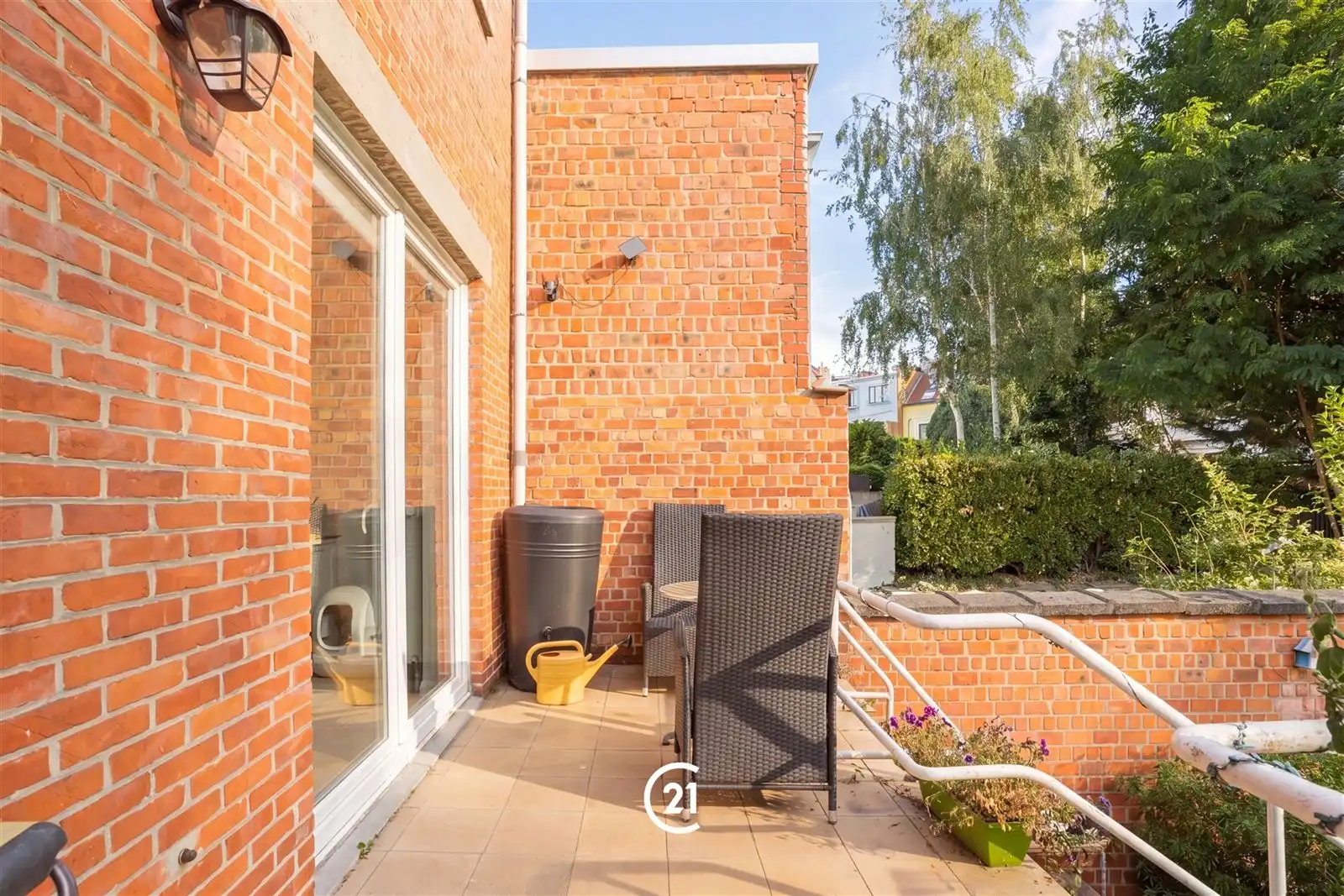  Ruime gezinswoning met 4 slaapkamers, garage en prachtige tuin. foto 3