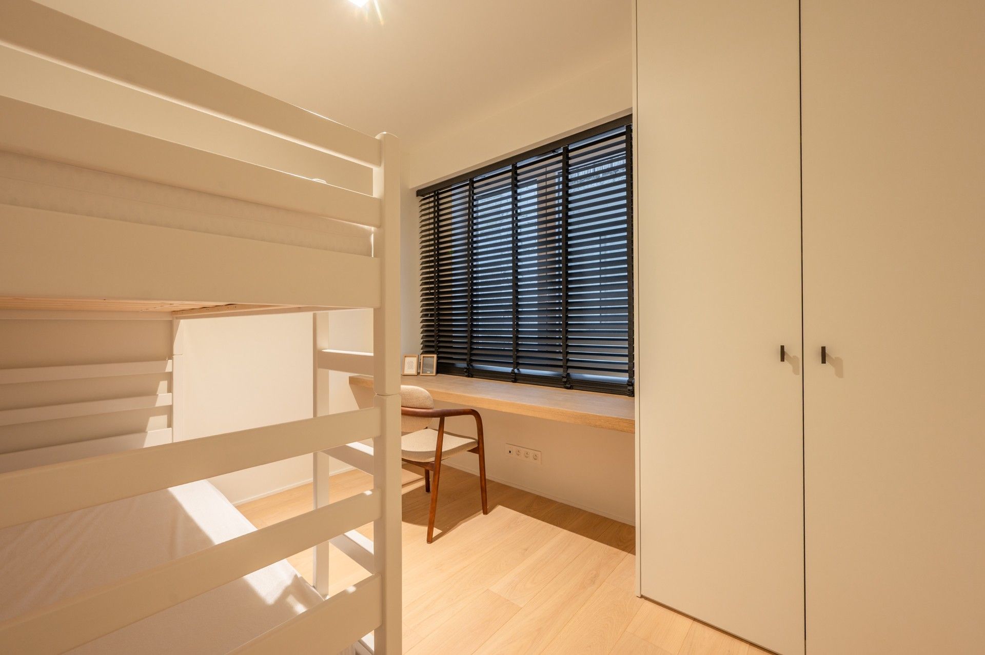 Gemeubeld: verfijnd gerenoveerd appartement op de zeedijk vlakbij het Rubensplein te Knokke! foto 17