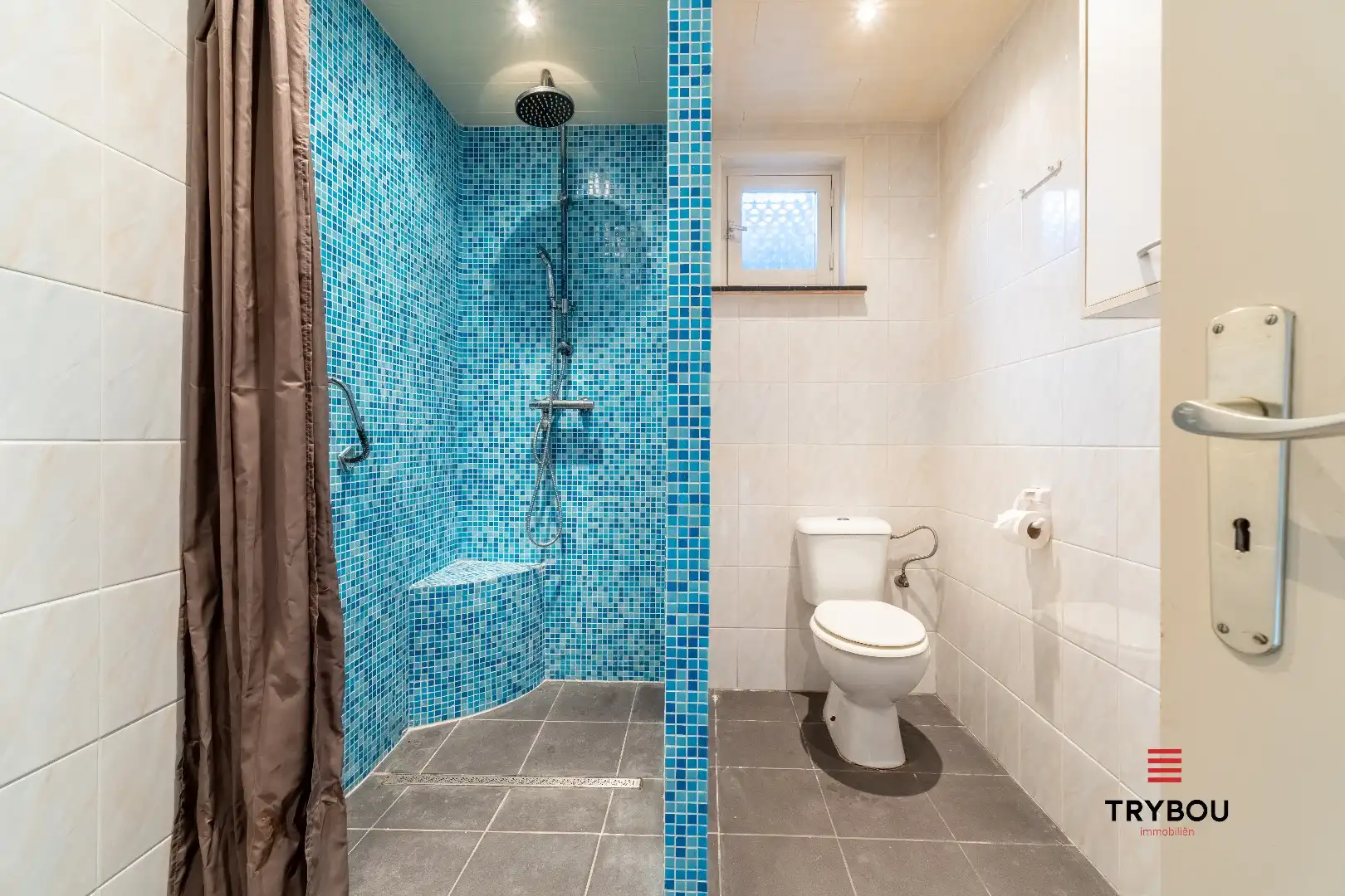 Gelijkvloerse woning met 2 garages in het centrum van Houthulst foto 9