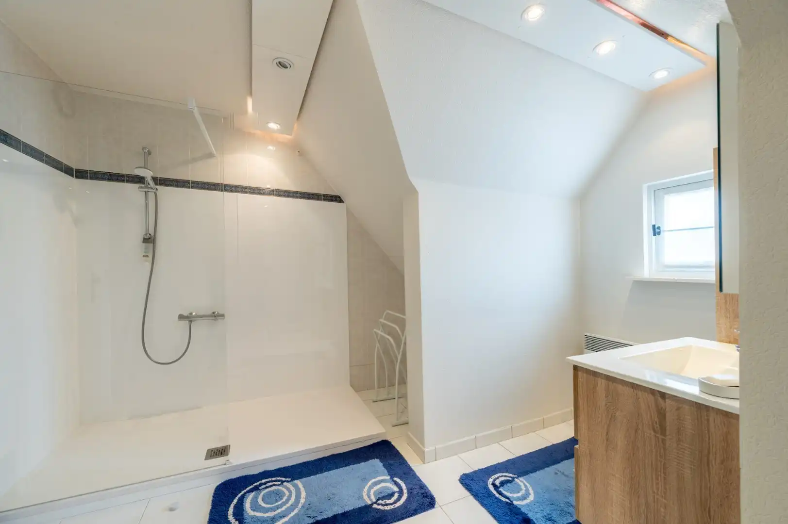 Villa met 3 kamers, 20 zonnepanelen en een dubbele garage op 800 m² foto 20