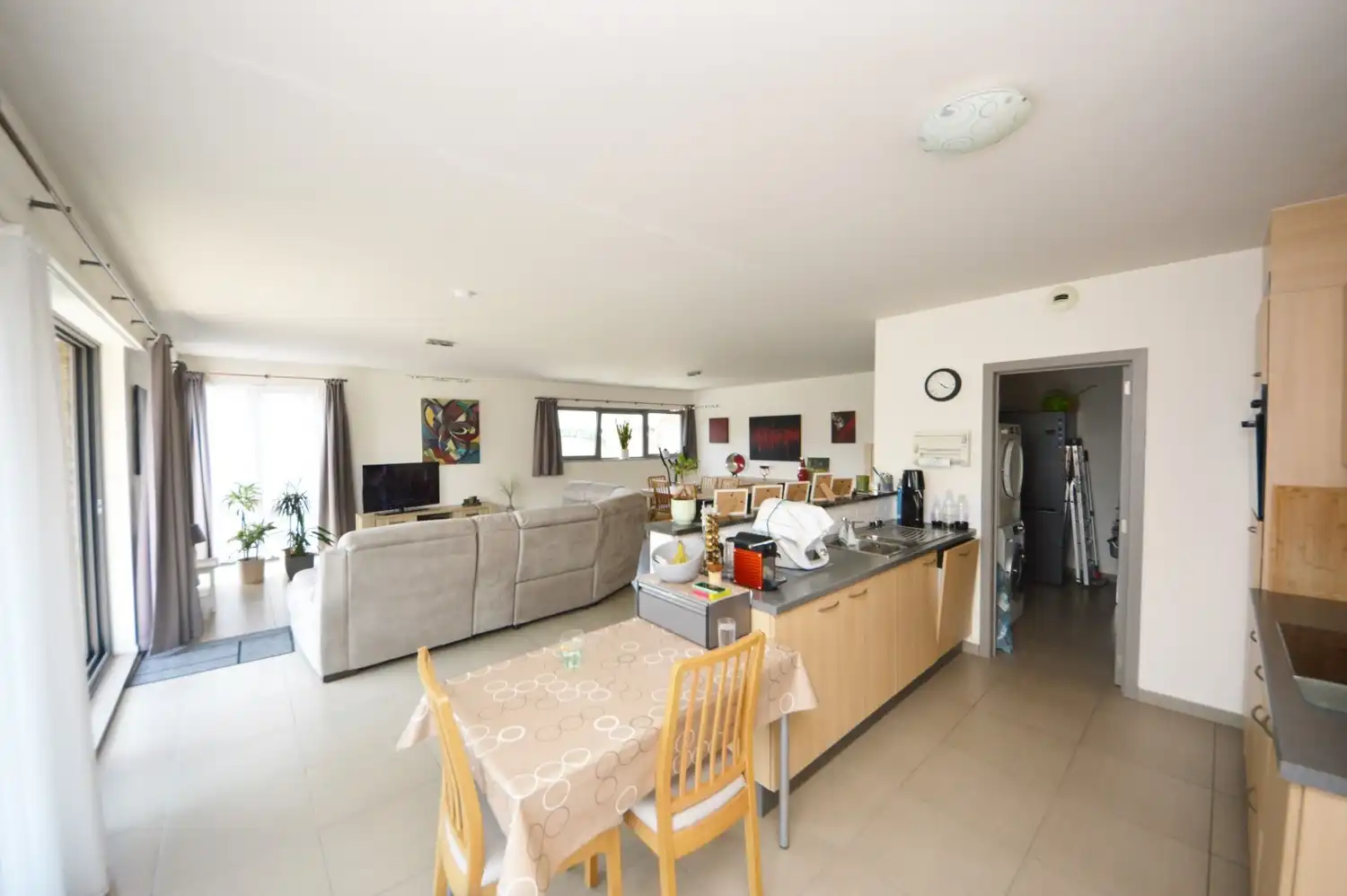 Lichtrijk en modern appartement met riant zonneterras, 2 ondergrondse staanplaatsen én kelder in hartje Ninove! foto 8