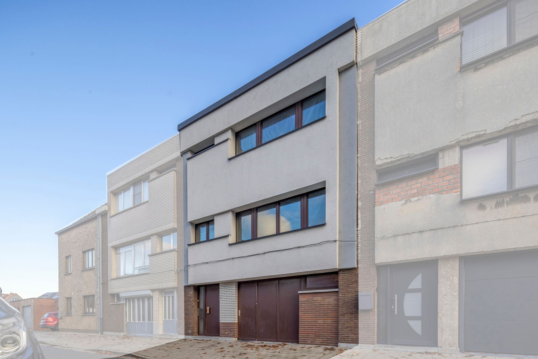 WONING MET TUIN EN GARAGE TE KOOP IN RUSTIGE STRAAT!! foto {{pictureIndex}}