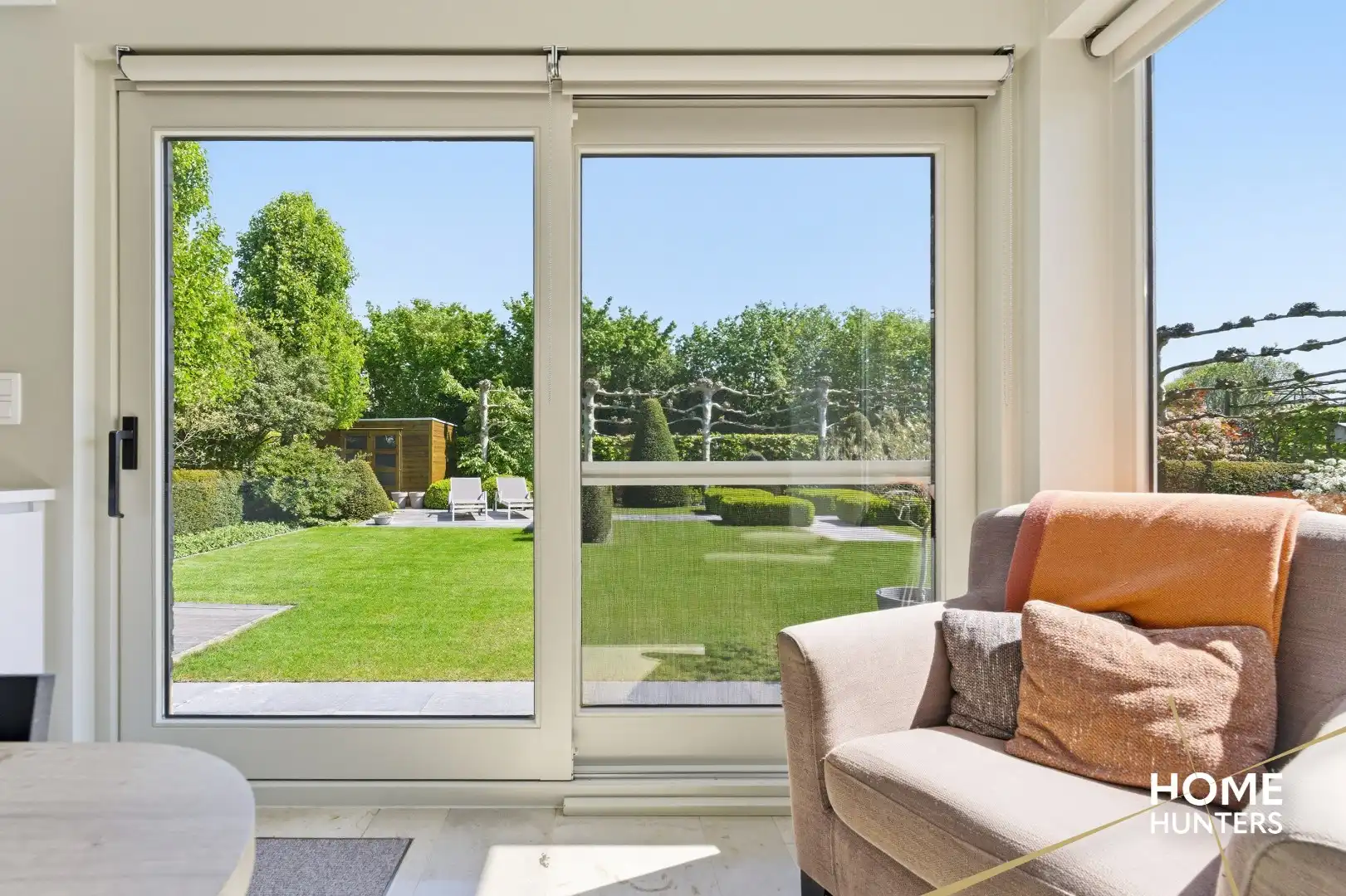 luxe villa met 4 slaapkamers, ruime tuin en een dubbele garage op een rustige locatie te Ieper foto 14