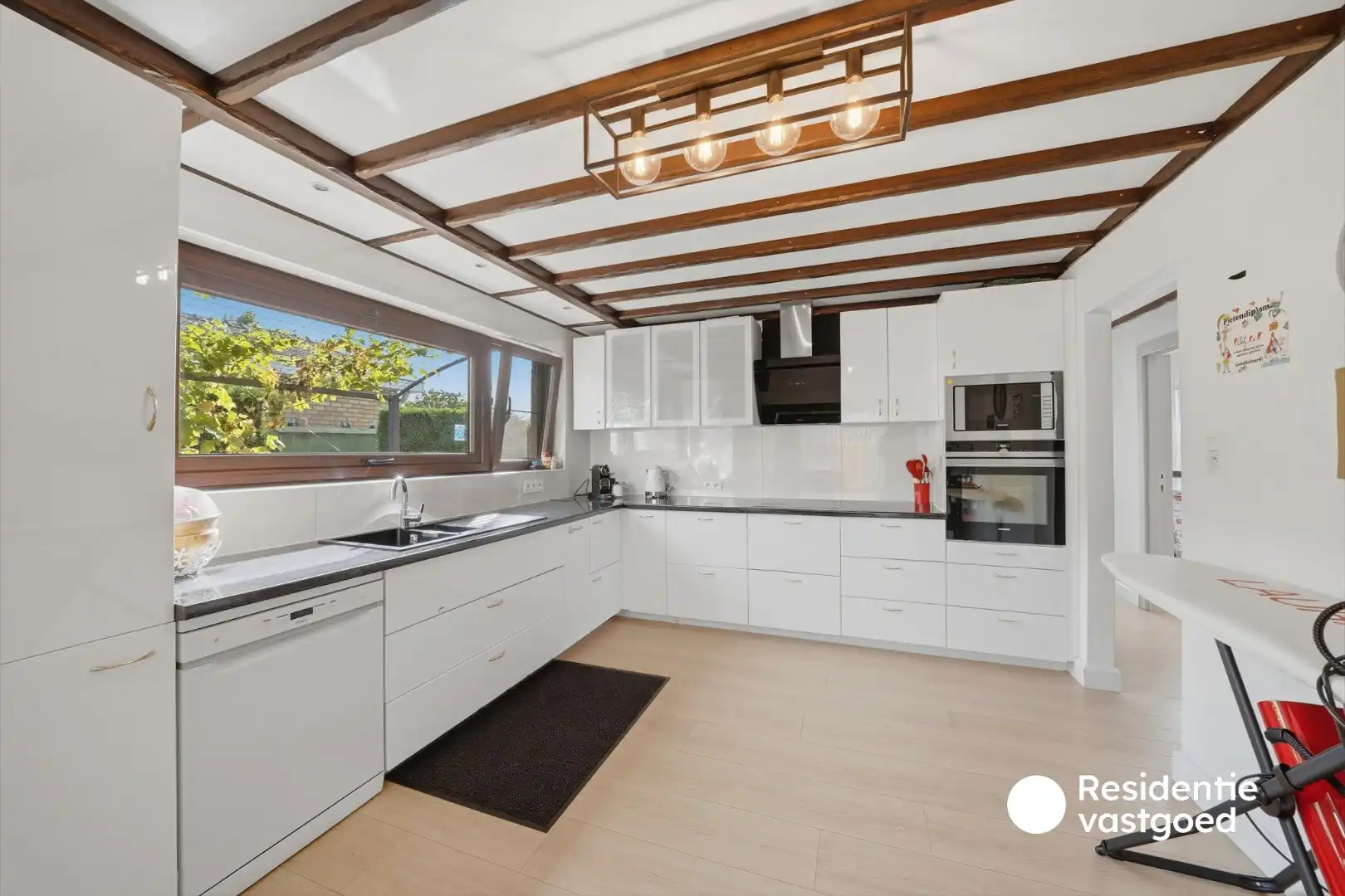 Bungalow met zongerichte tuin en 3 slaapkamers foto 8