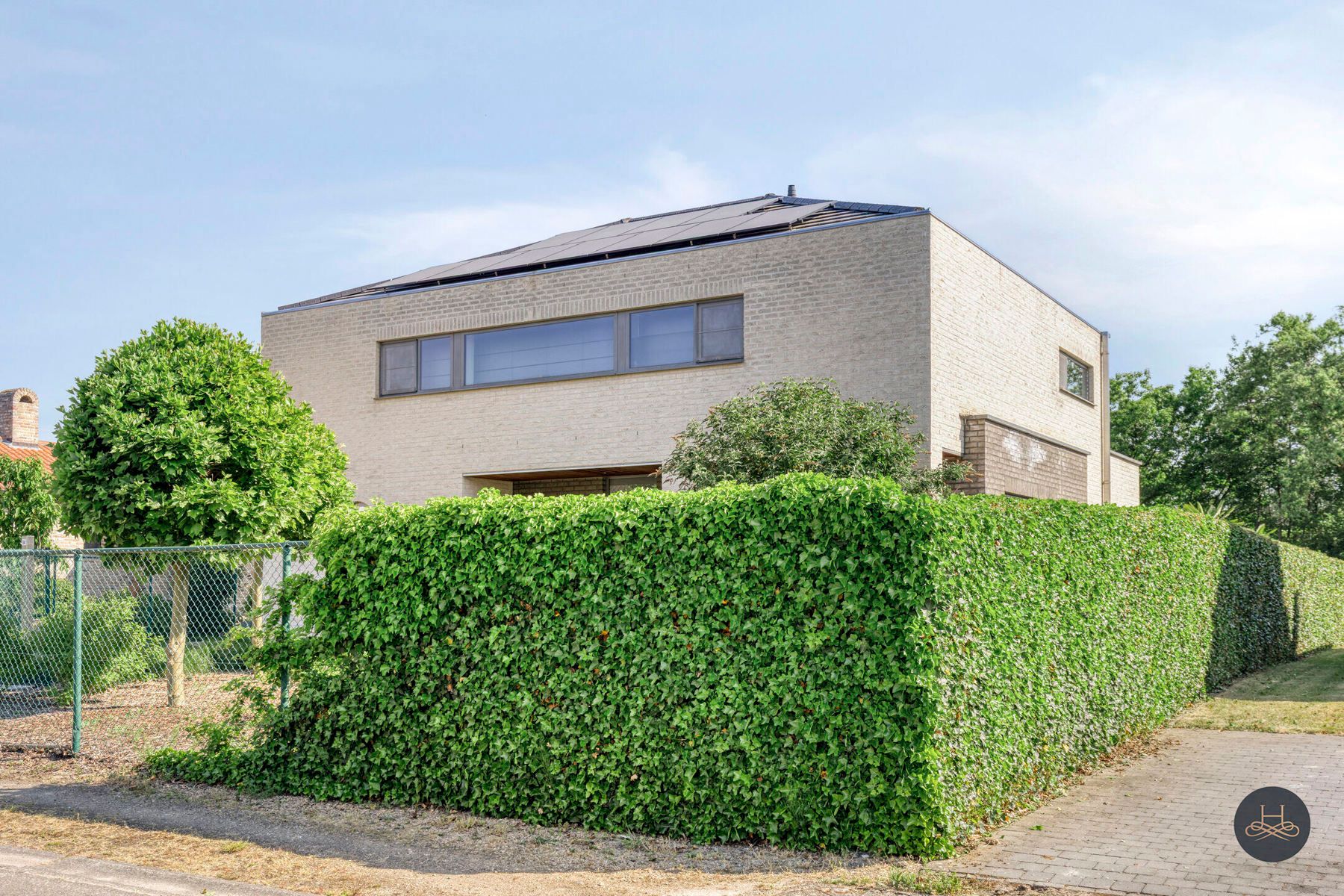 Ruime en recente woning met zwembad foto 29