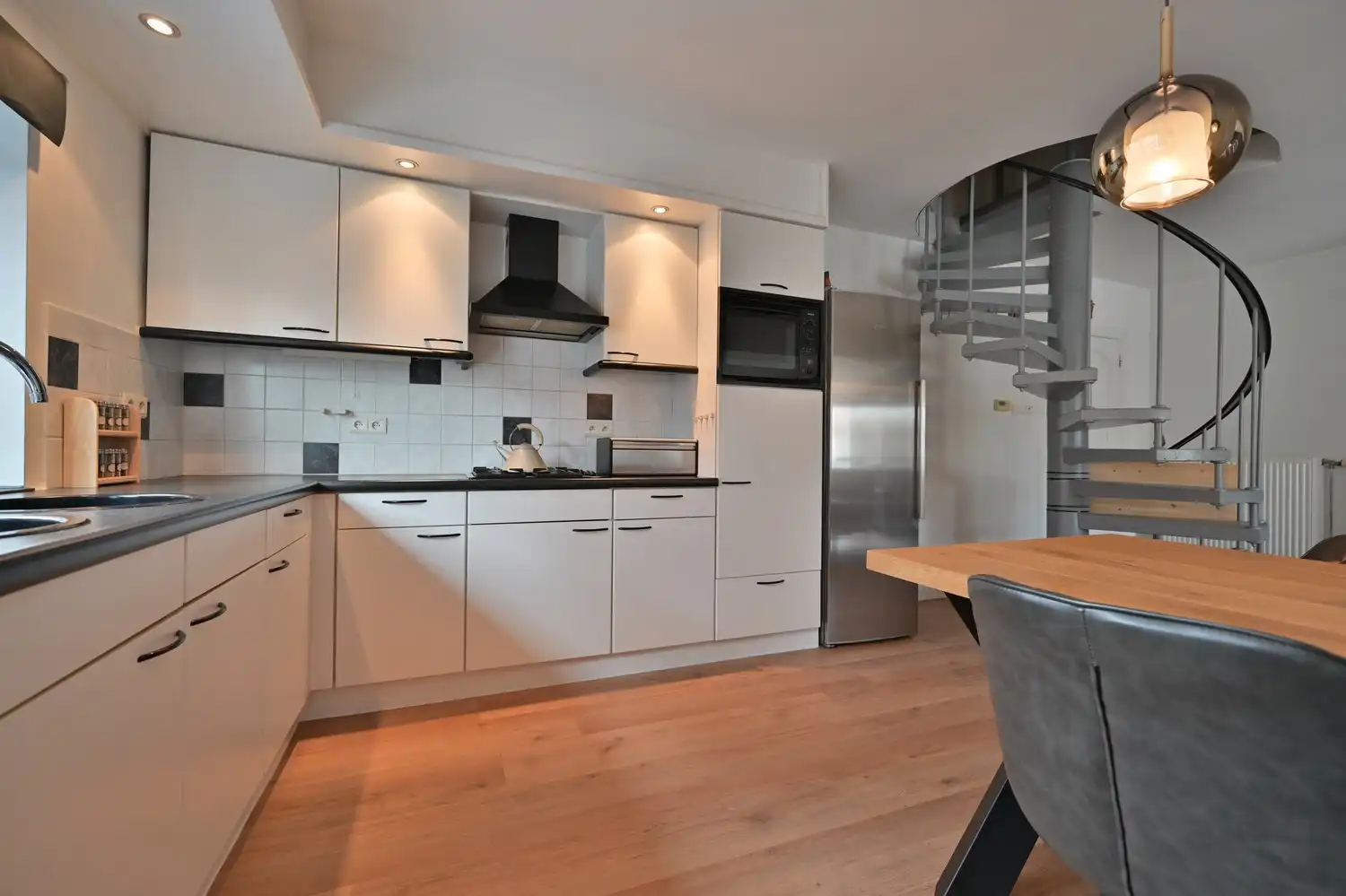 Gerenoveerde halfvrijstaande woning met patio-tuin en prachtig bijgebouw, in het hart van Neerharen foto 18