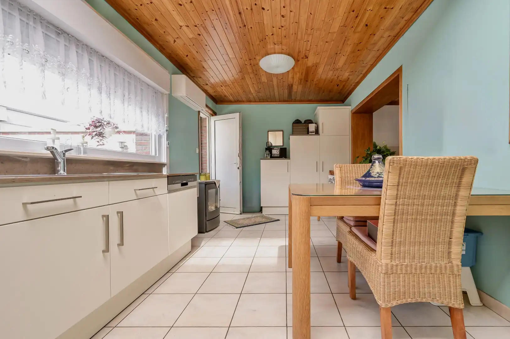 CENTRAAL GELEGEN,  INSTAPKLARE WONING MET GARAGE EN ACHTERUITWEG foto 8
