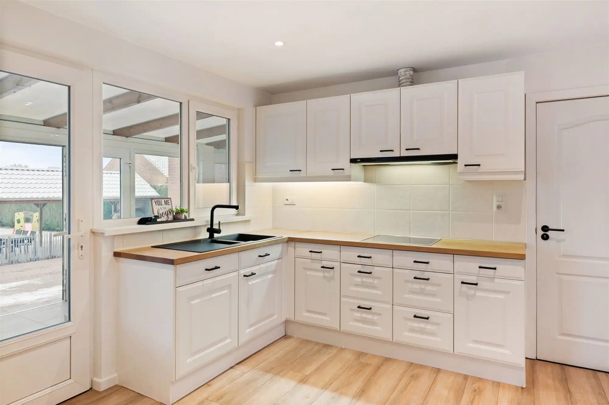 INSTAPKLARE GELIJKVLOERSE WONING MET RUIME GARAGE OP 2191M2 foto 6