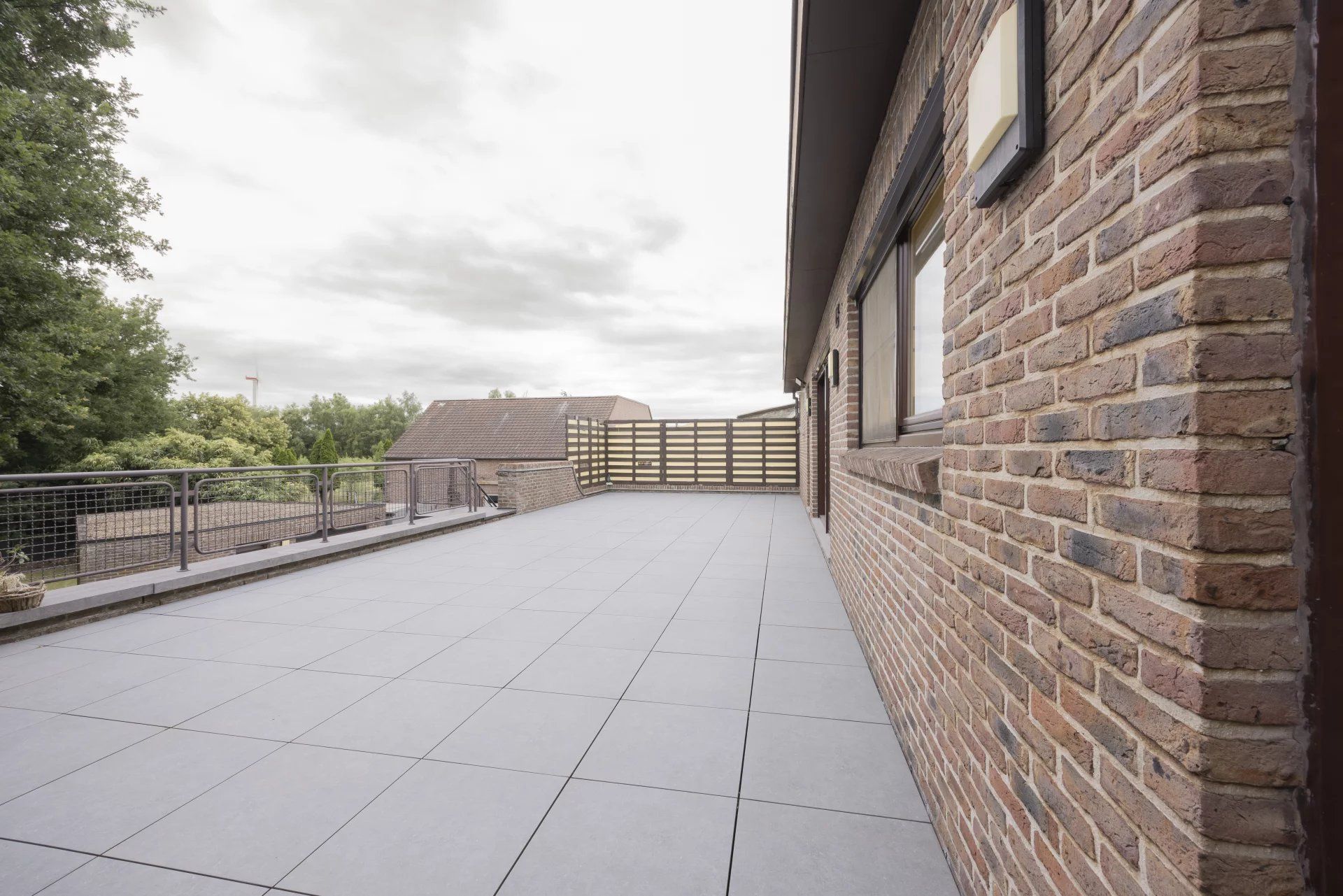 Ruim appartement met 4 slaapkamers, groot terras, tuin en garage. foto 33