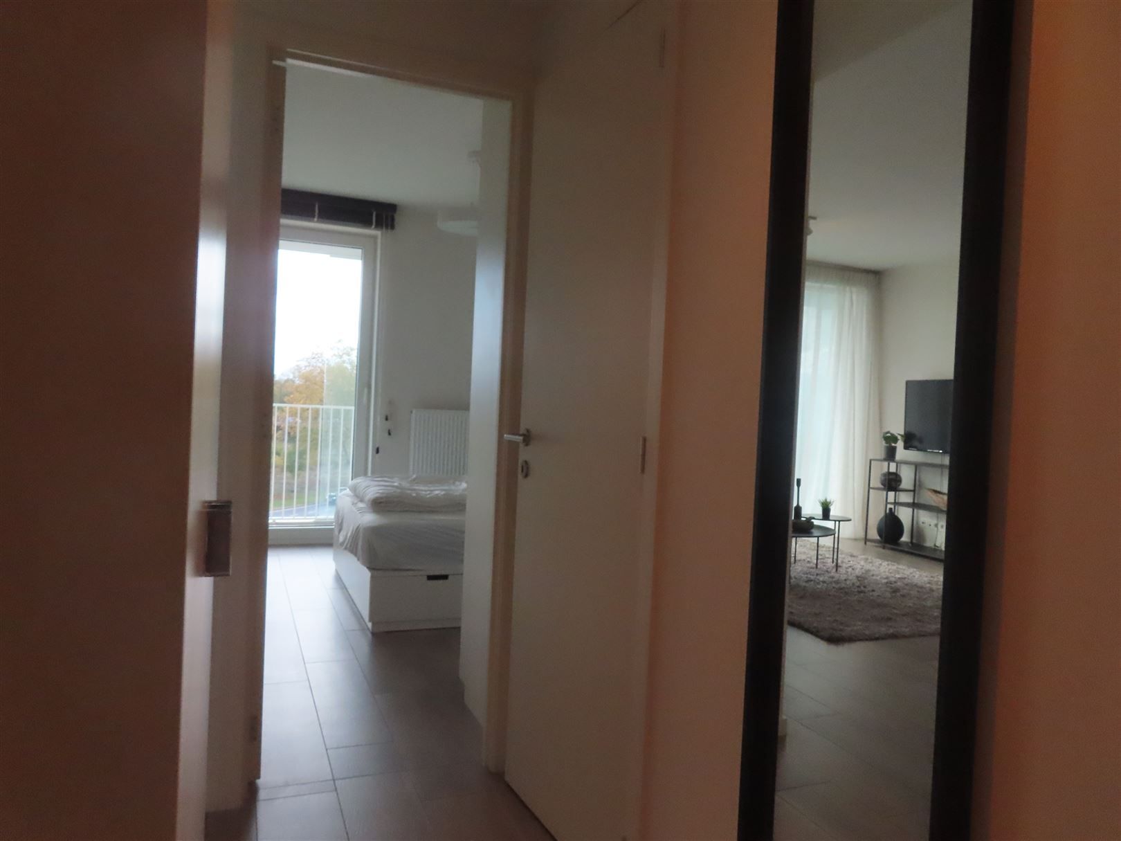 Knap gemeubeld beginners appartement met terras én parking! foto 8