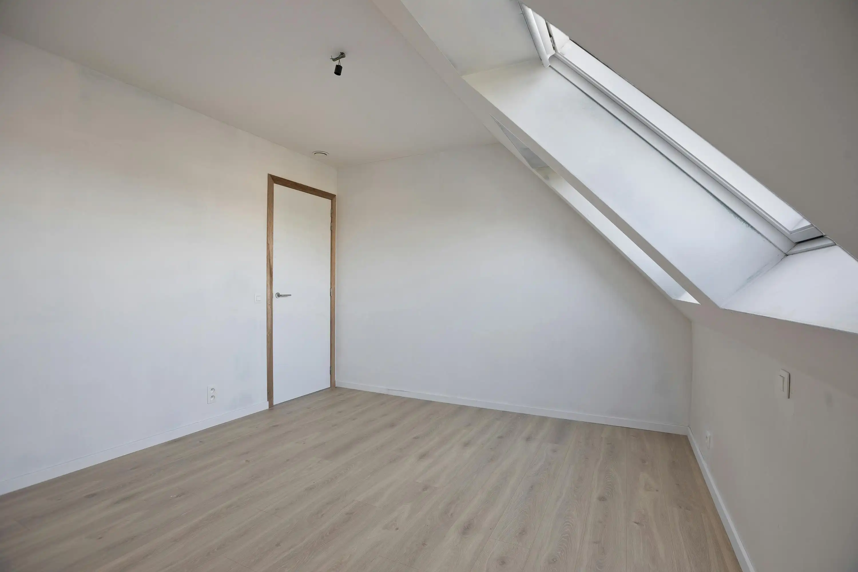 Ruim appartement te koop in Ieper met twee kamers en terras foto 16