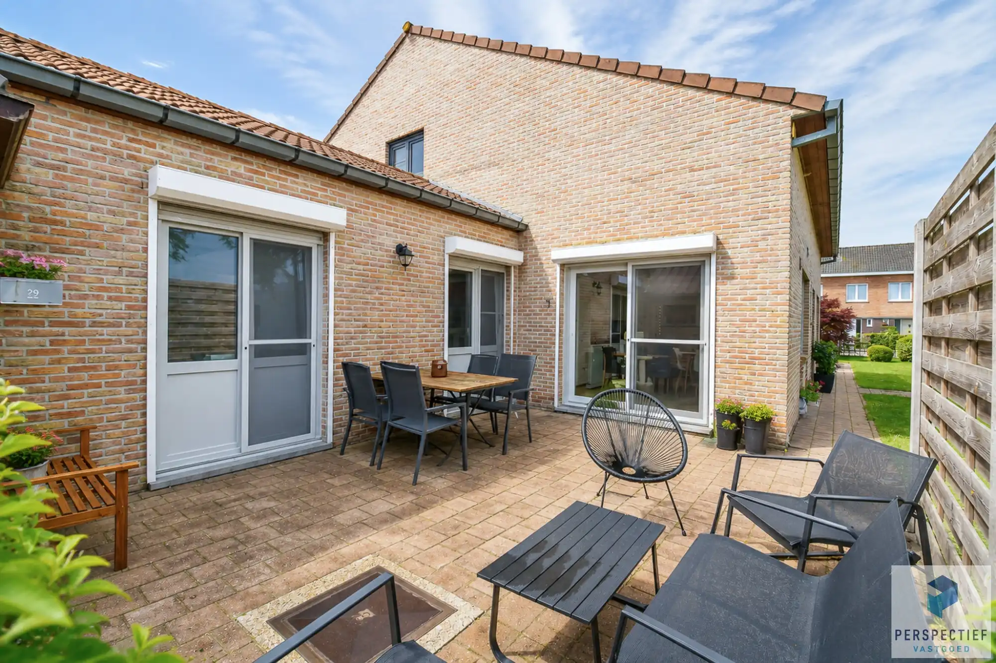 Ruime en energiezuinig gerenoveerde halfopen bebouwing met 5 slaapkamers, garage en zonnige tuin foto 2