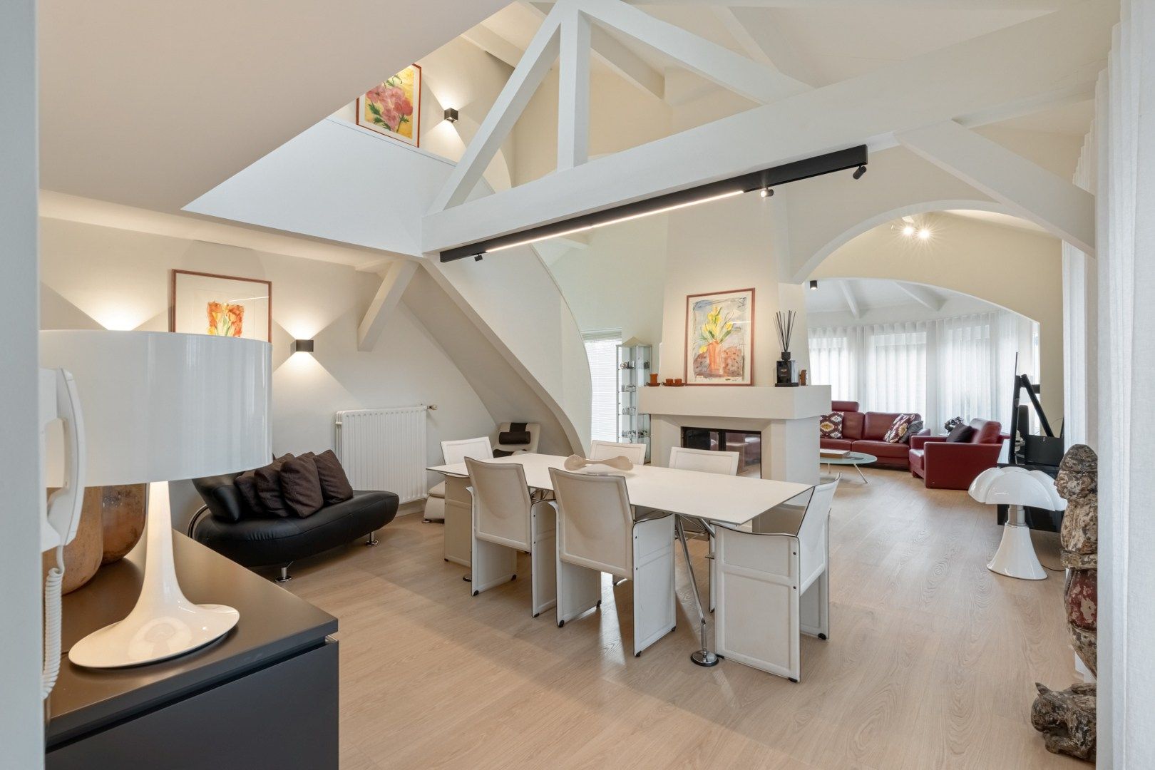 Verrassende villa met luchtig interieur en grote tuin foto 11