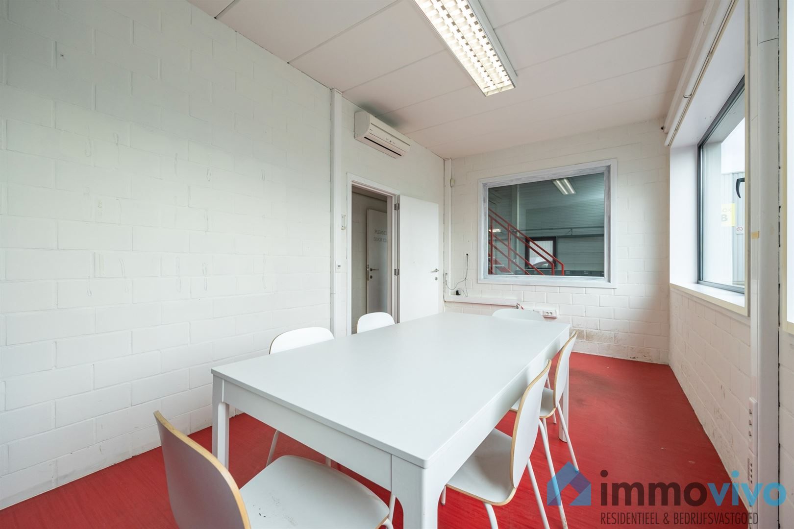 Instapklare KMO-unit van 400 m² met 160 m² kantoor en 5 pp. op toplocatie foto 13