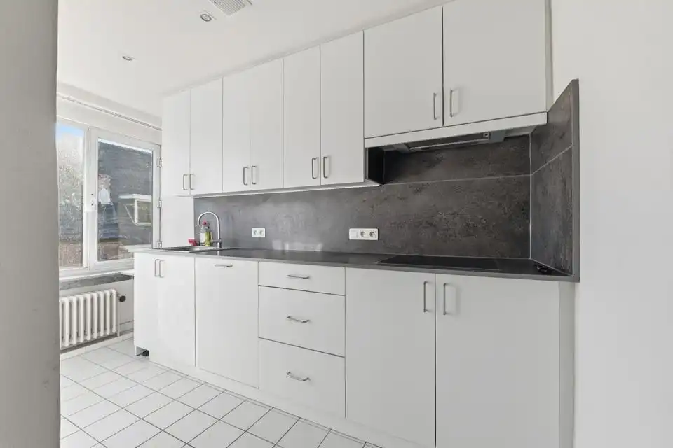 LICHTRIJK APPARTEMENT MET 2 SLKS IN HET CENTRUM VAN SINT-TRUIDEN foto 13