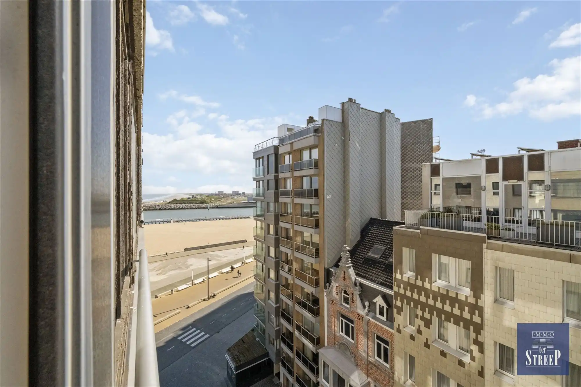 Studio met zijdelings zeezicht foto 11