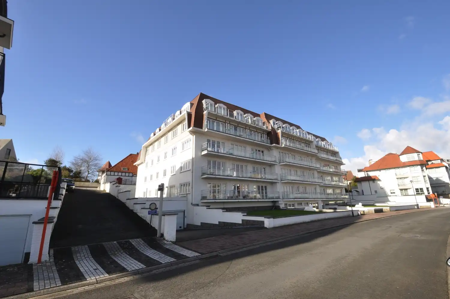 Zeer goed gelegen garage aan het Stübbenpark in Duinbergen foto {{pictureIndex}}