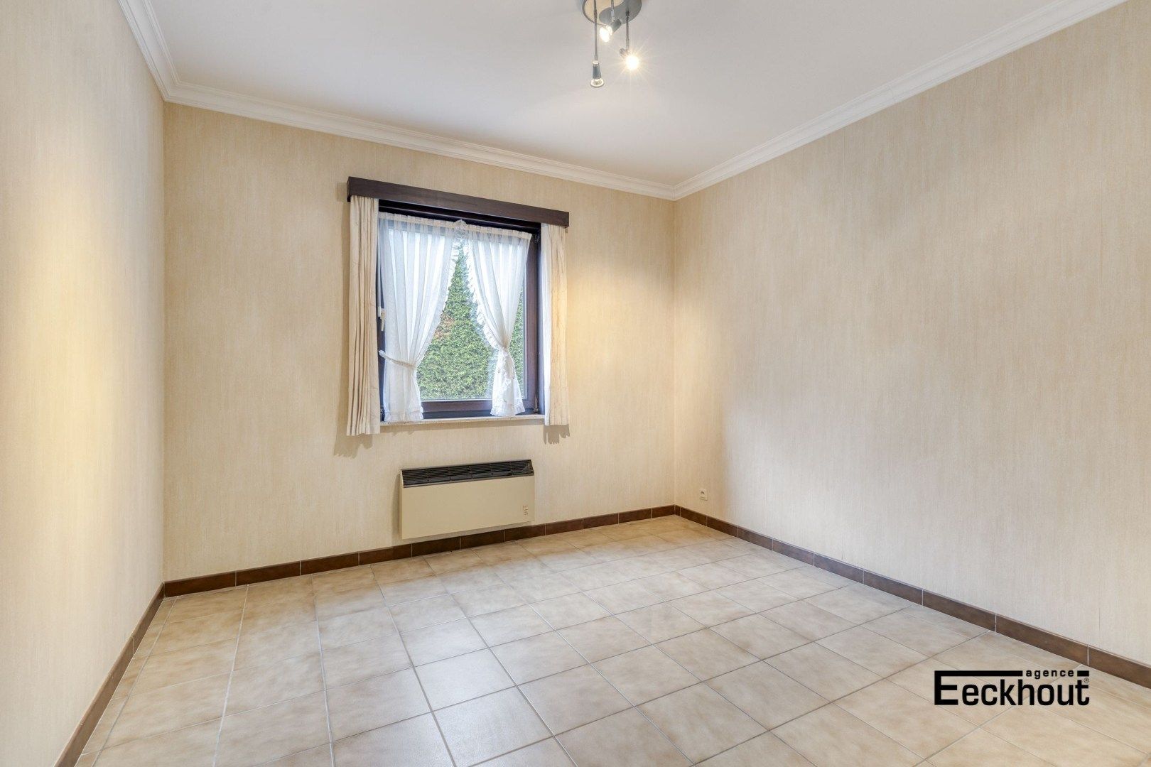 Verzorgde villa met garage in een brede, rustige straat in residentiële wijk! foto 18