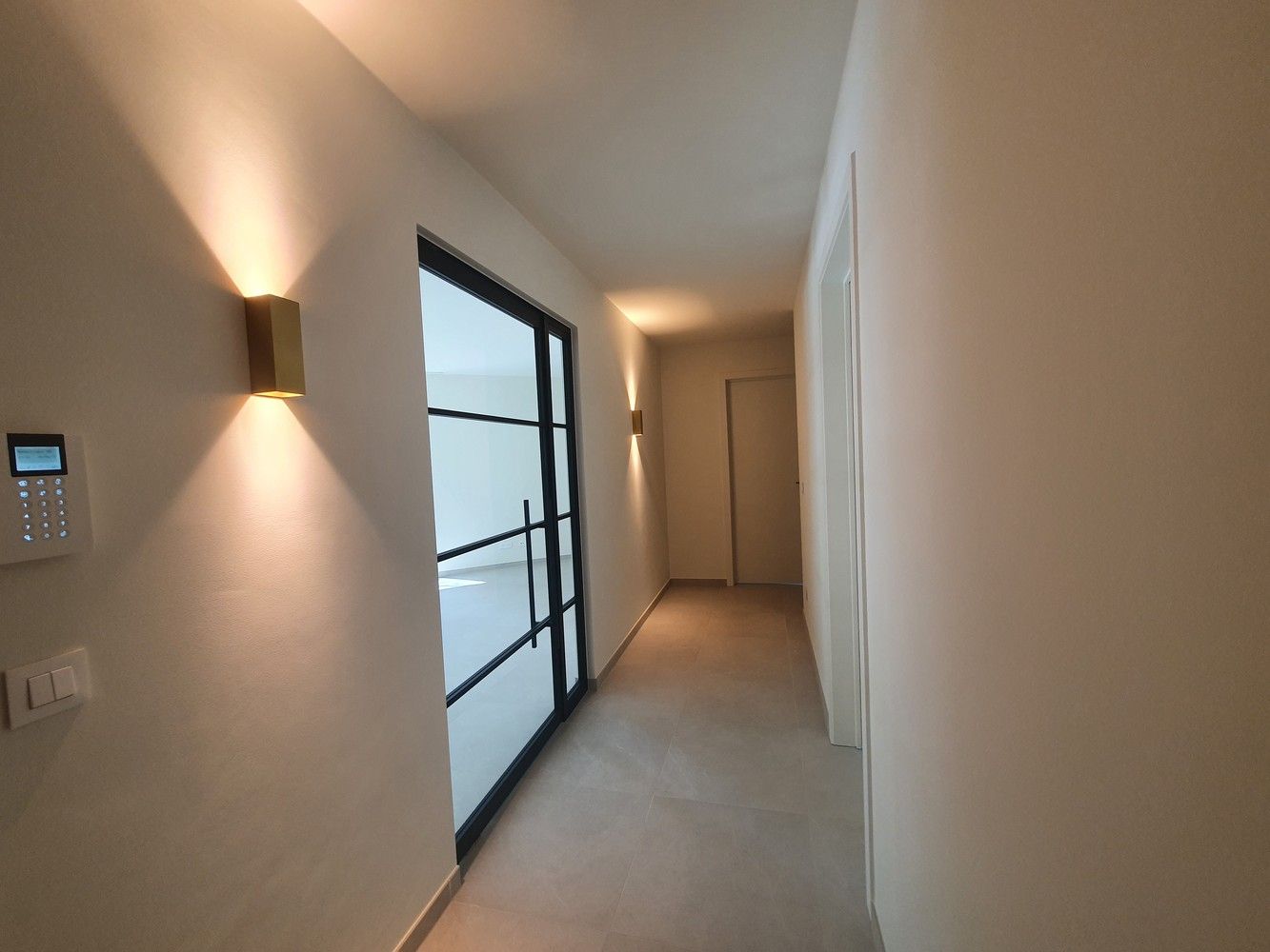 Luxueus nieuwbouwapp met 2 ruime slks en 2 prachtige terrassen (waarvan één met tuin), staanplaats en berging. foto 3