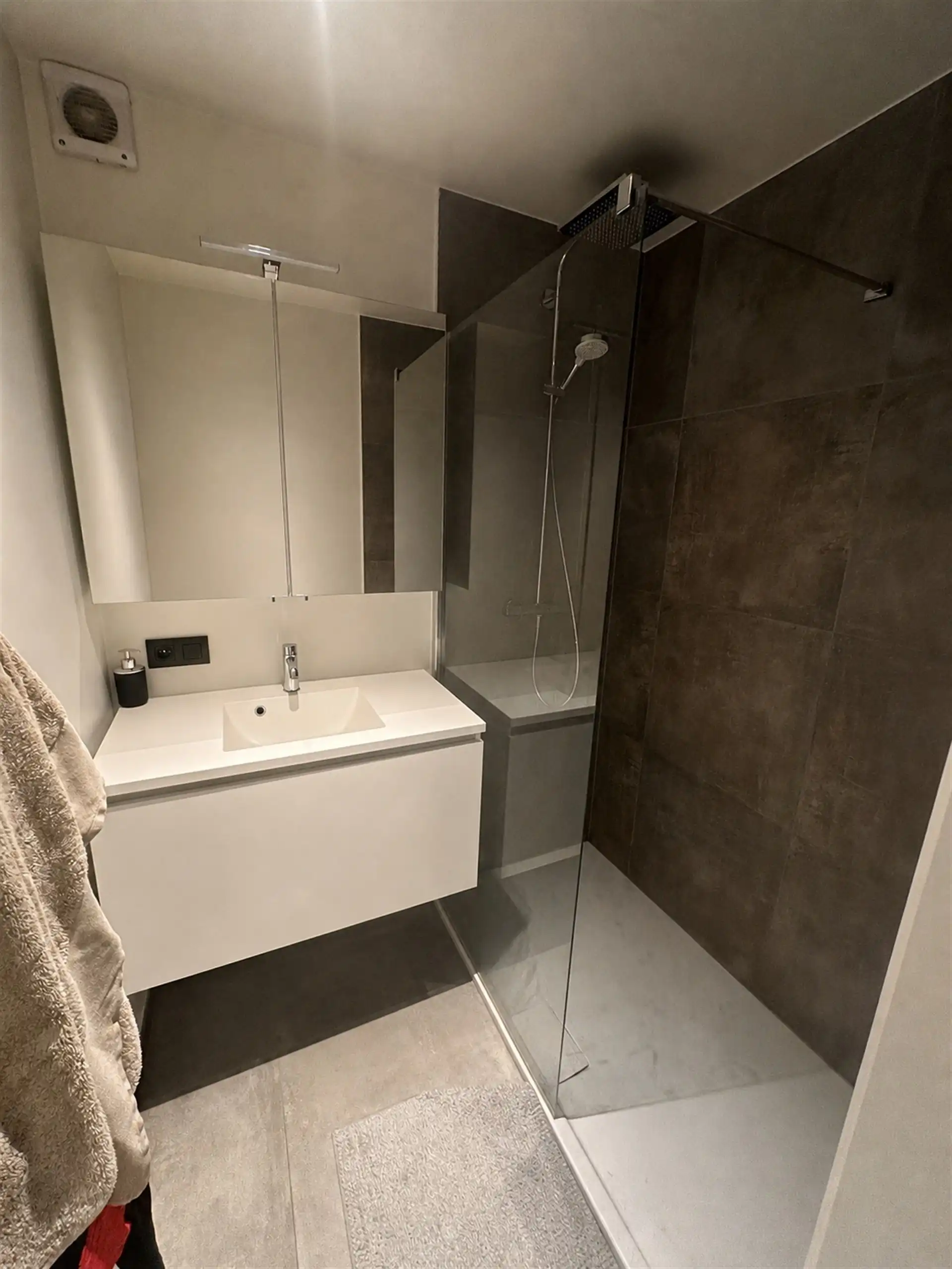 Strategisch gelegen en gerenoveerd tweeslaapkamerappartement met garage foto 8