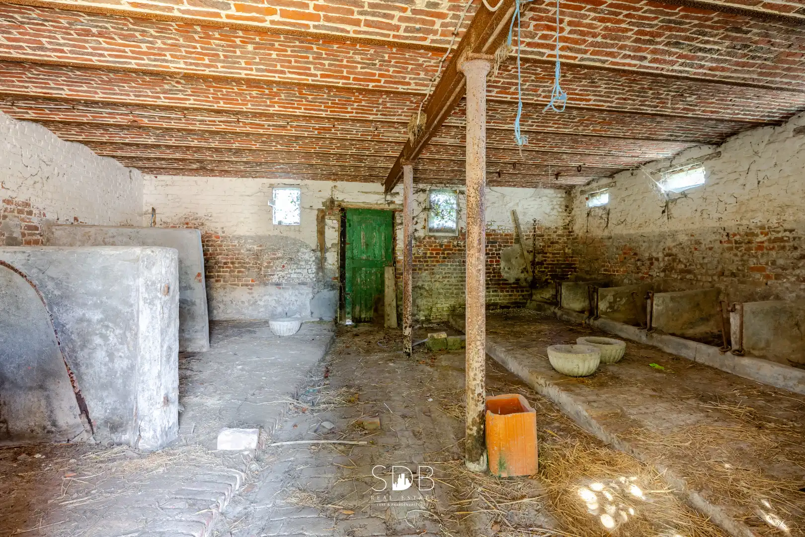 Landelijke hoeve met bijgebouwen en aanpalende graslanden op 14.677m²  foto 14