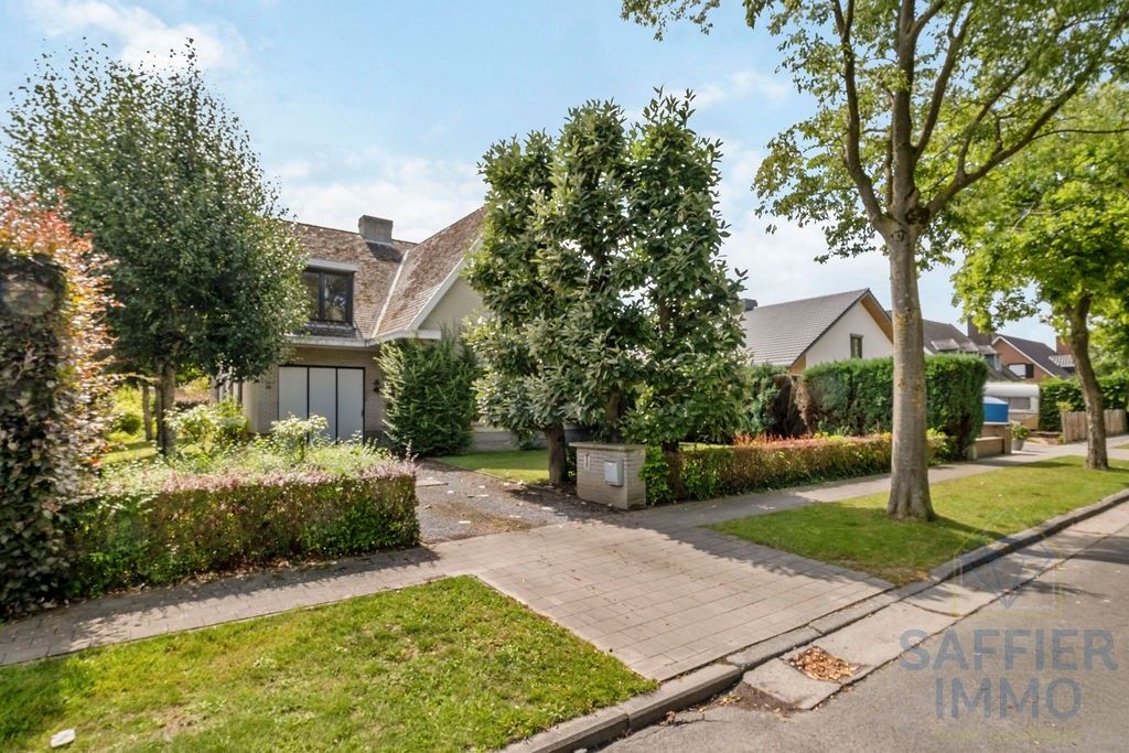 Ruime gezinswoning met zonnige tuin en 5 slaapkamers in hartje Izegem foto 3