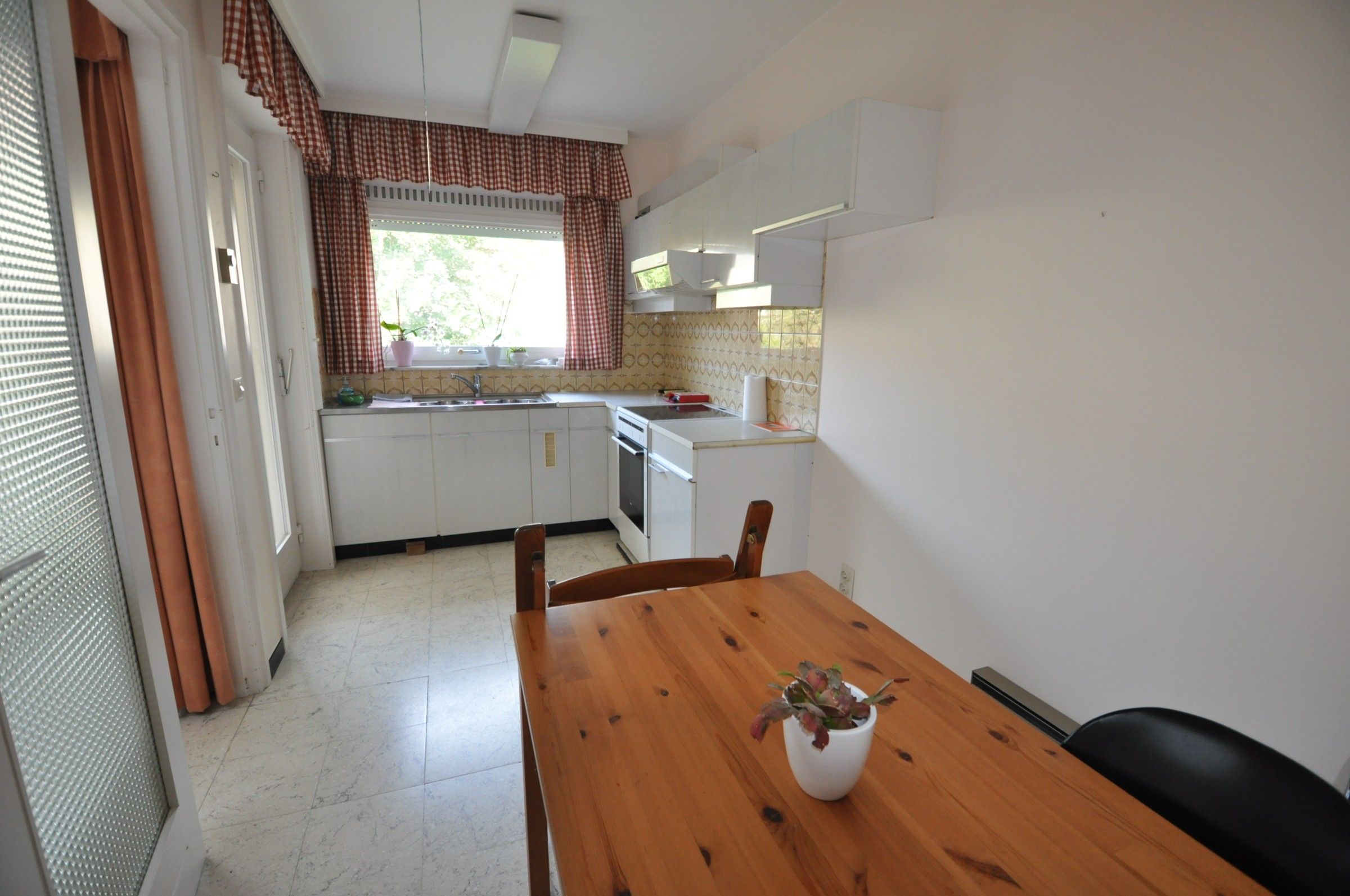 Ruime woning met veel potentieel en grote tuin ! foto 7