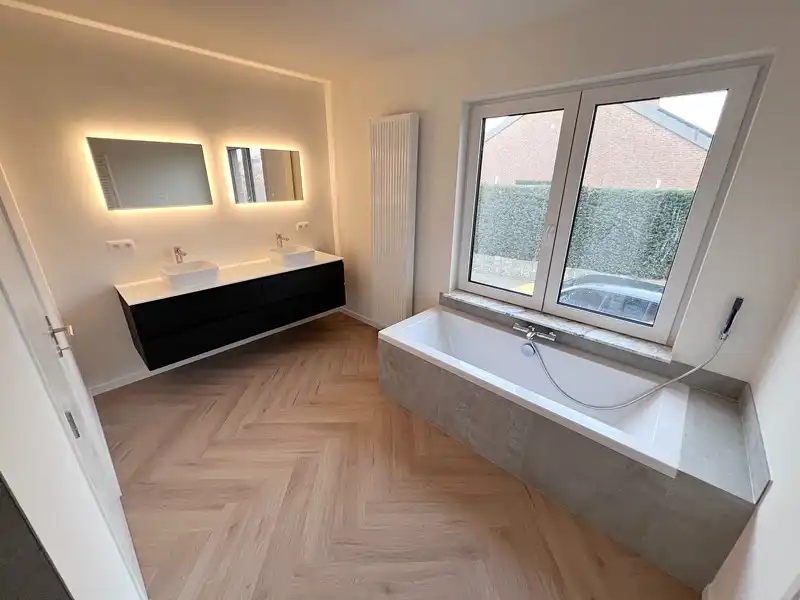 Stijlvol gerenoveerd appartement met 3 slaapkamers, garage en berging foto 10