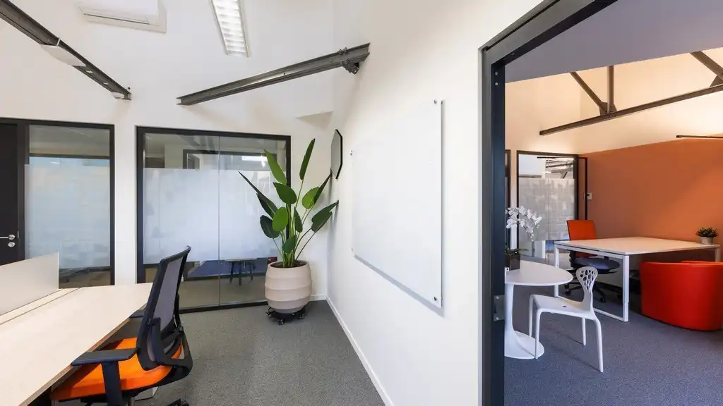 Full-service kantoor in BluePoint Business Center foto 13