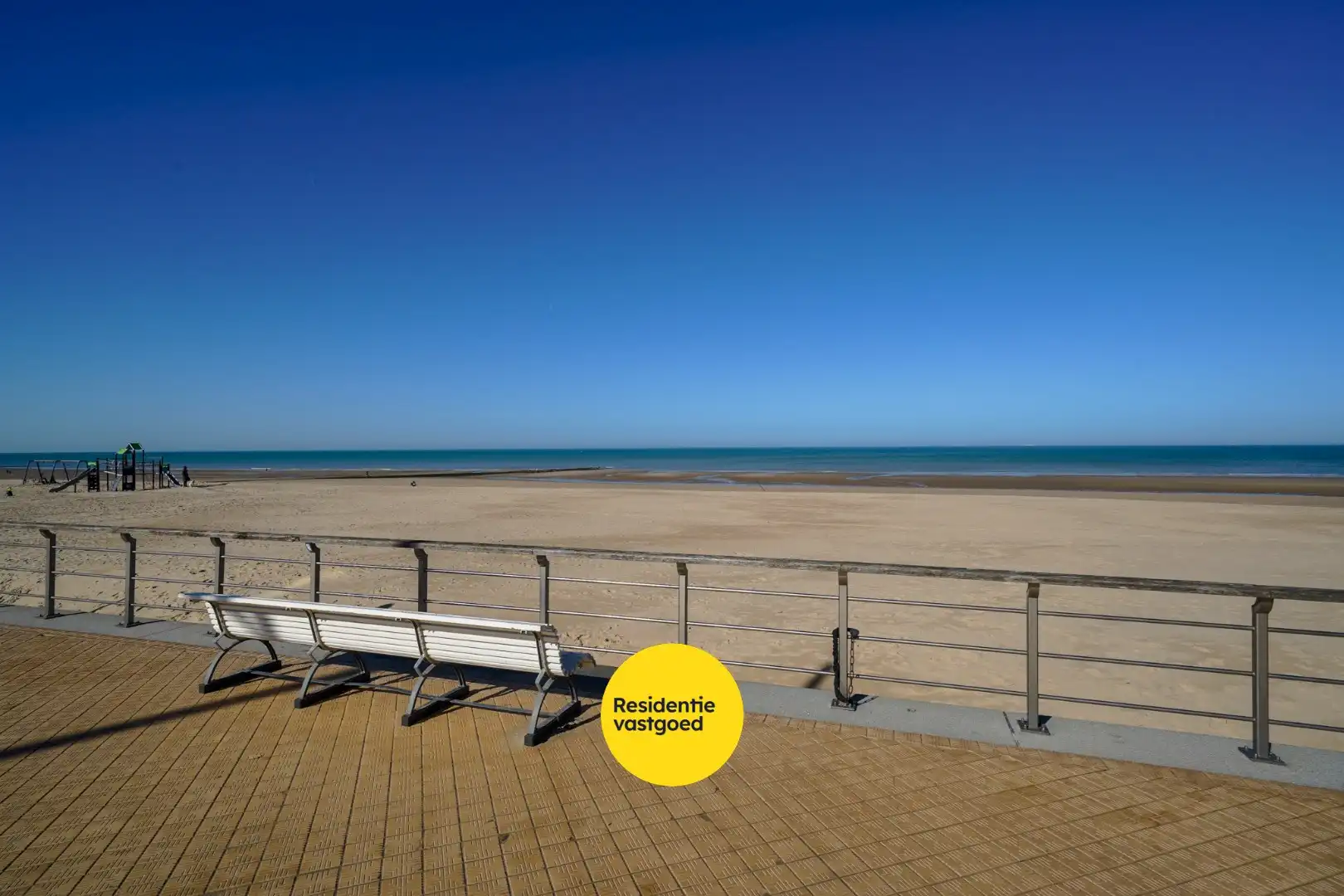 Instapklaar 3- slaapkamerappartement op toplocatie aan het strand! foto 22