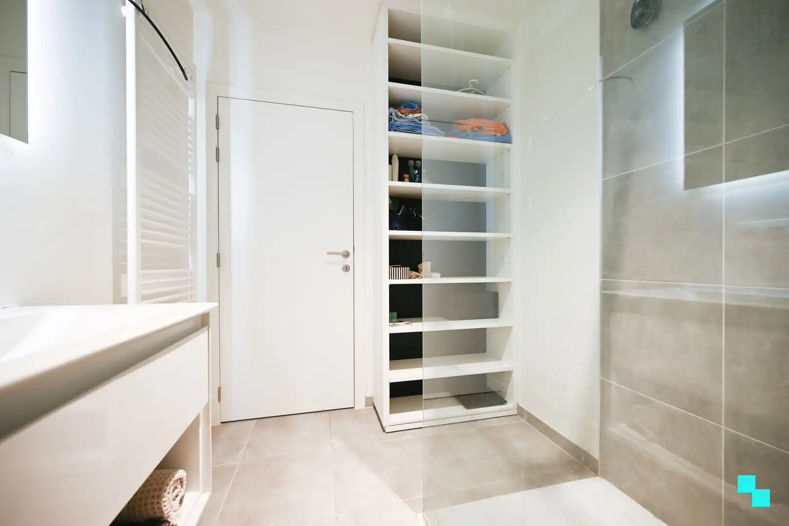 Instapklaar appartement met divers maatmeubilair te Izegem (Emelgem) foto 17