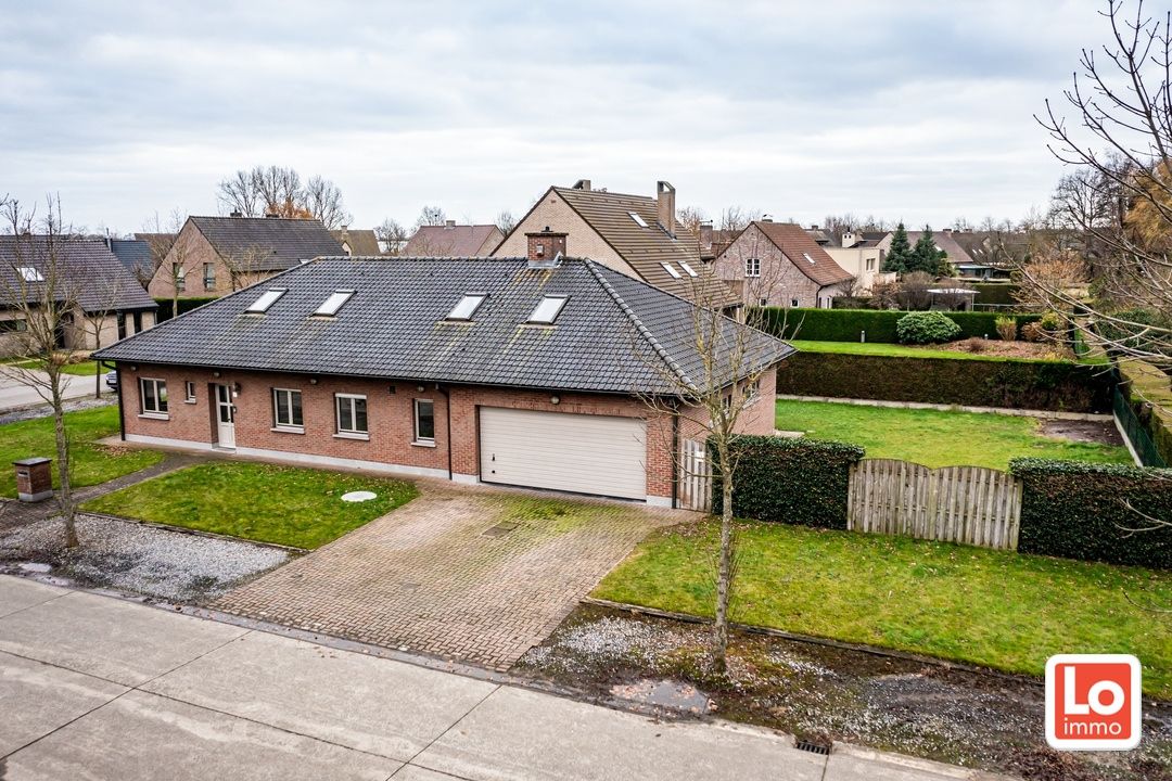 Degelijke alleenstaande villa met ZES slaapkamers en ruime inpandige dubbele garage op residentiële toplocatie nabij het centrum van Lochristi! foto {{pictureIndex}}