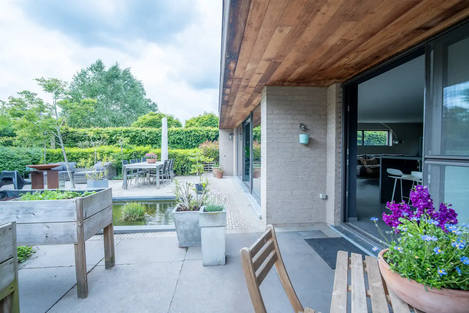 Een zonovergoten woning met aangelegde tuin en vijver, met instelprijs. foto 22