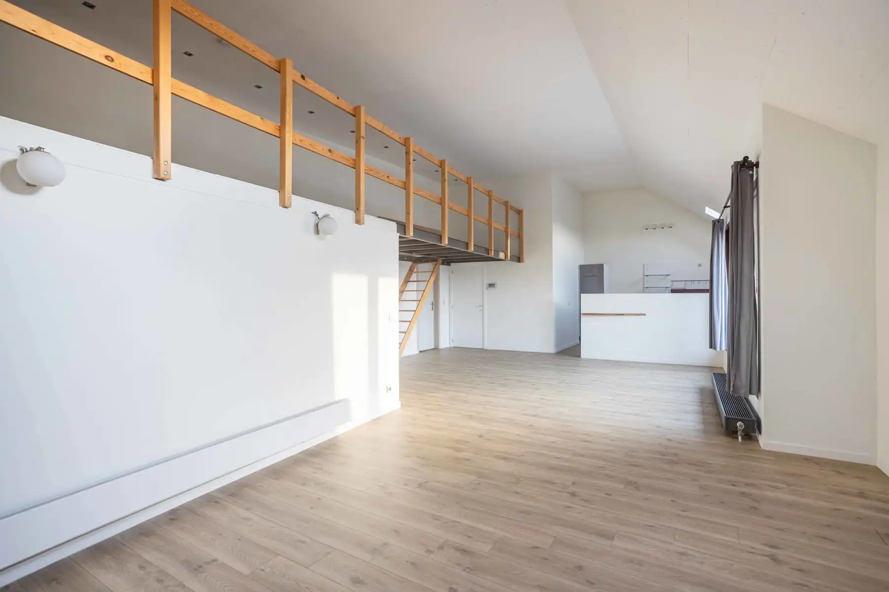Hoofdfoto van de publicatie: Te koop: ruim dakappartement met terras en private parking