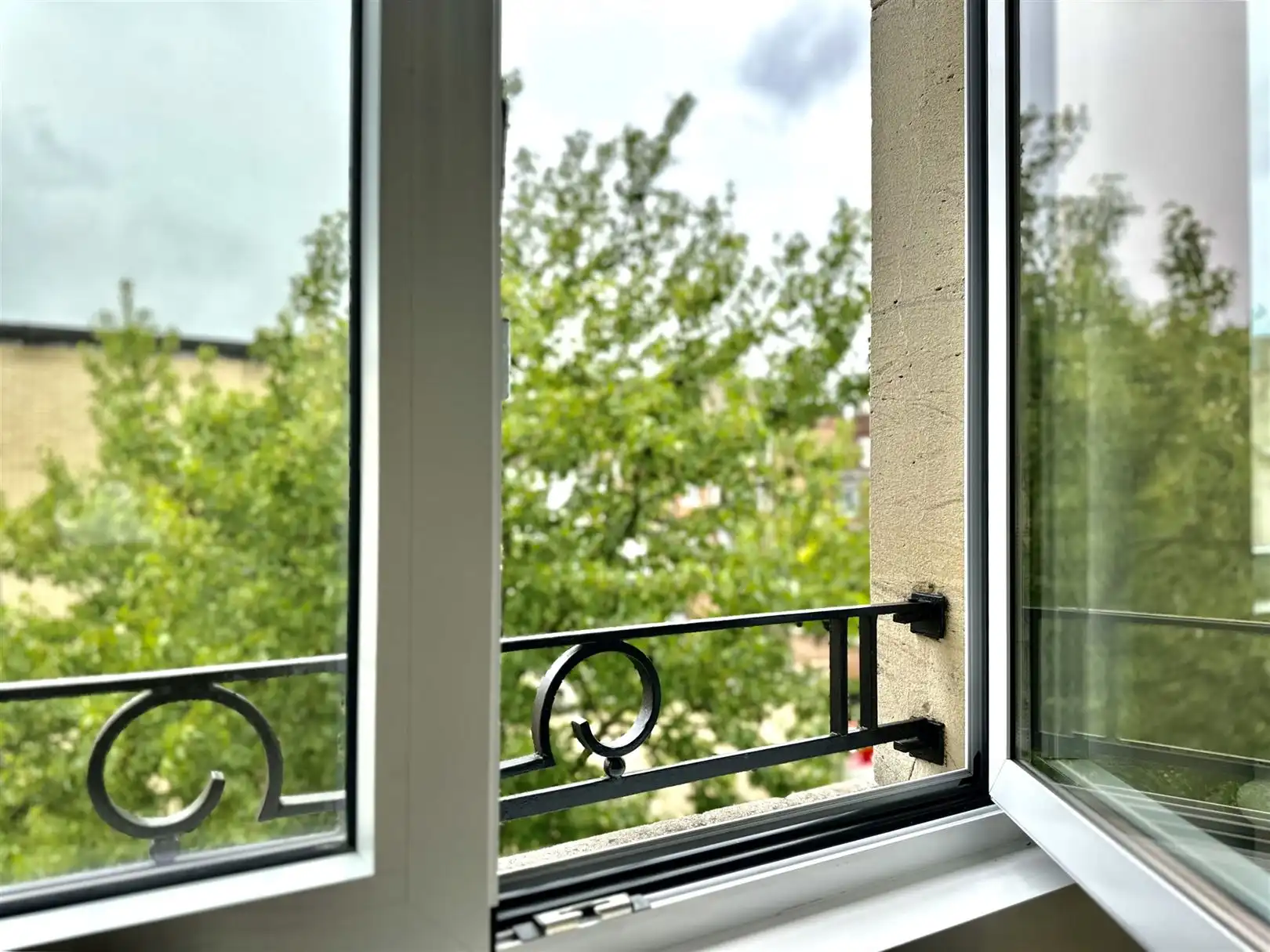 Ruim en licht 2-slaapkamerappartement met dakterras foto 3