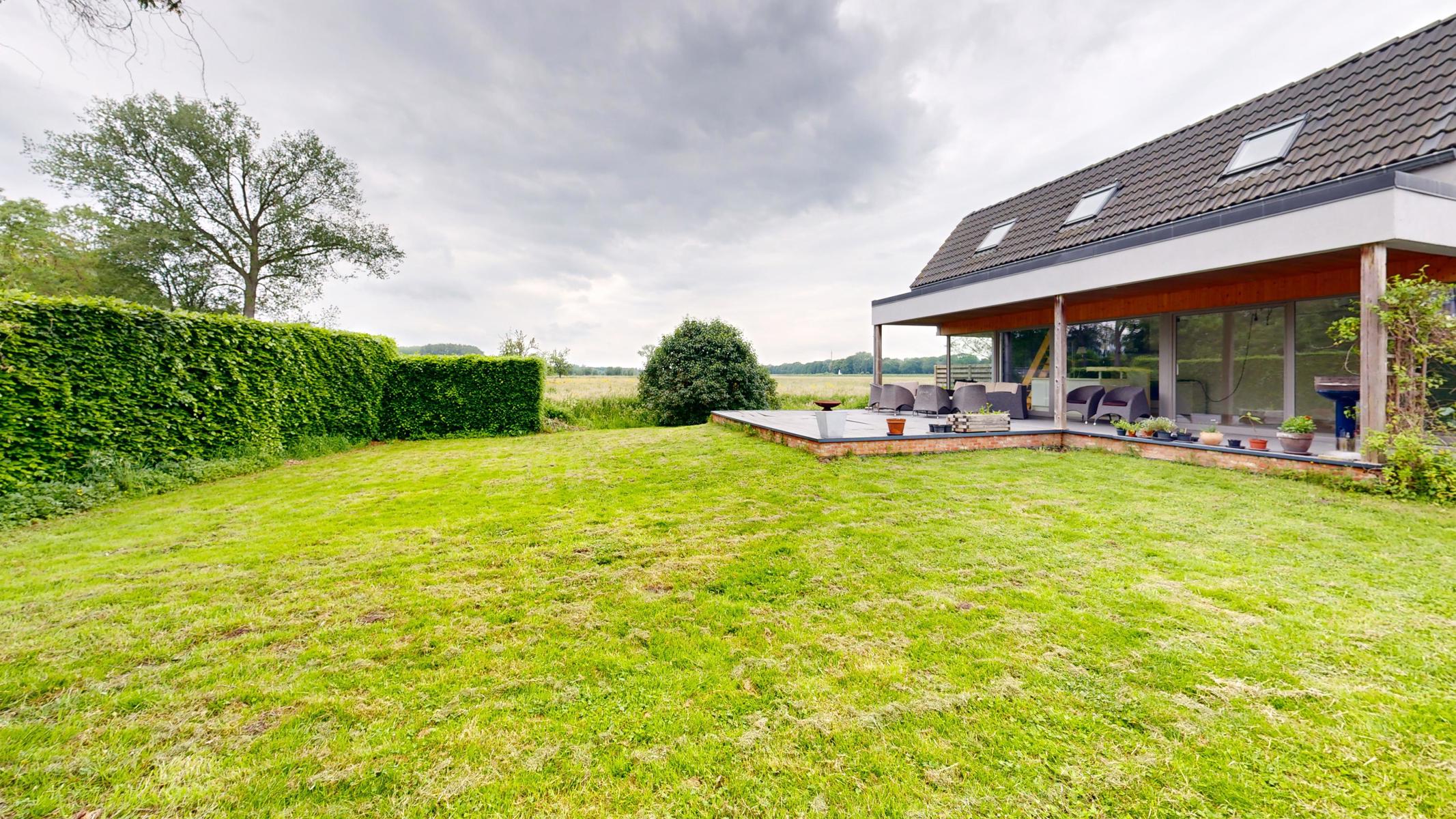 Villa en bijgebouw met fantastisch uitzicht op weiland foto 3