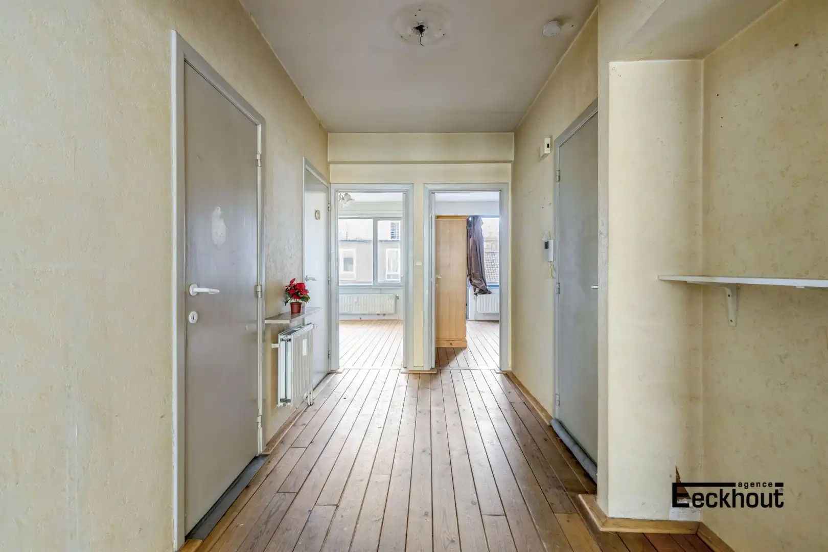 Op te frissen 2 slaapkamer appartement in hartje Oostende! foto 10