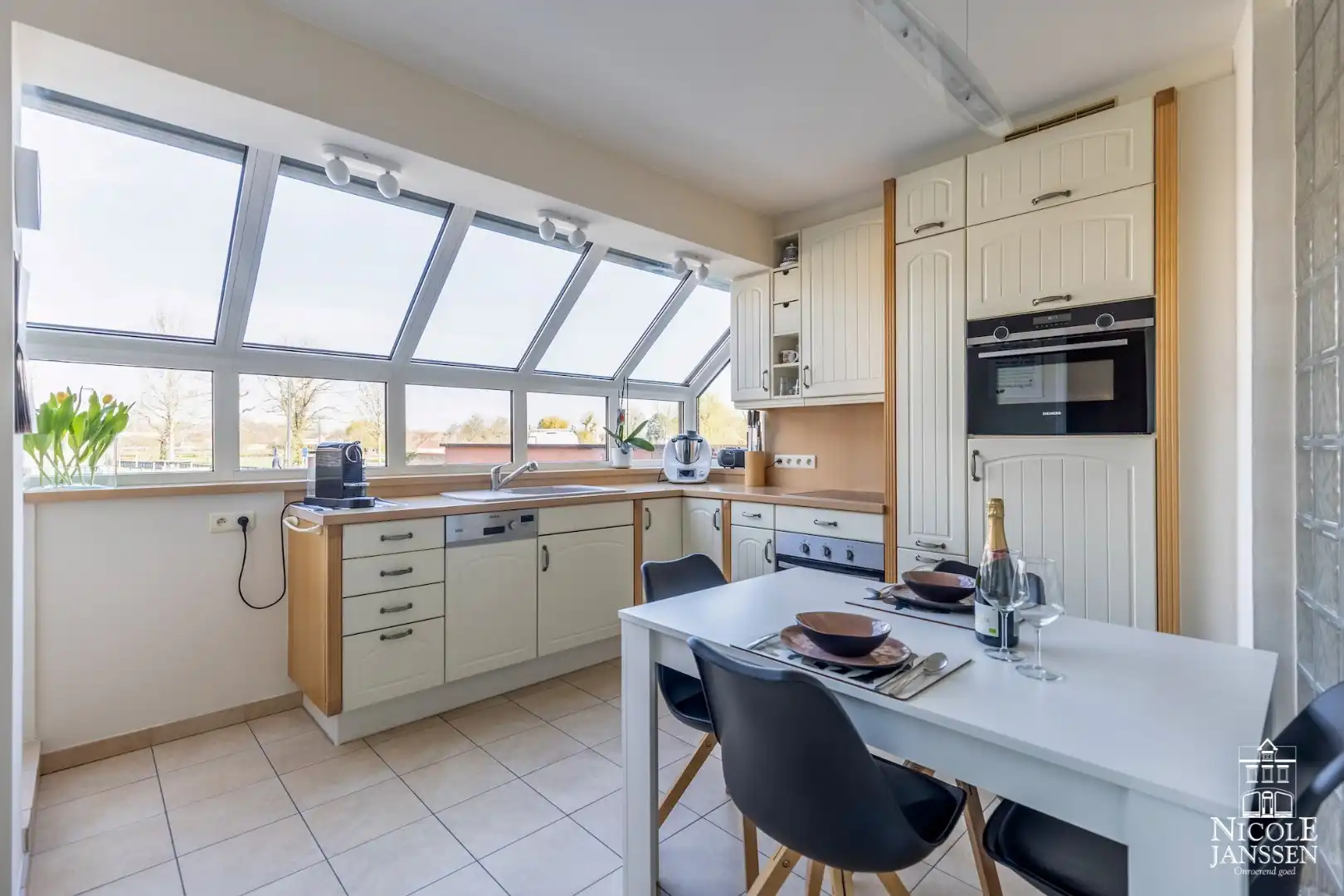 Zeer centraal gelegen en ruim ingedeeld duplex-appartement met mooi terras en garage foto 12