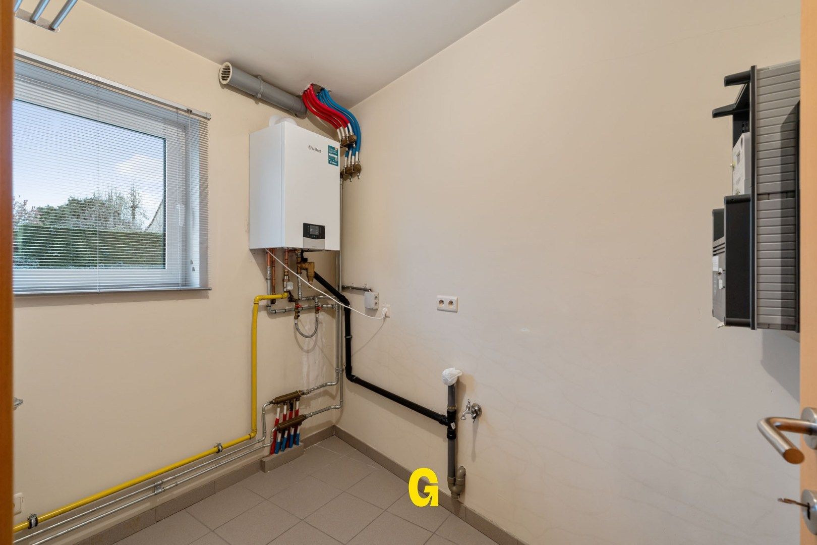 Degelijke instapklare rijwoning met drie slaapkamers, inpandige garage en tuin met terras vlakbij het centrum van Bilzen foto 16