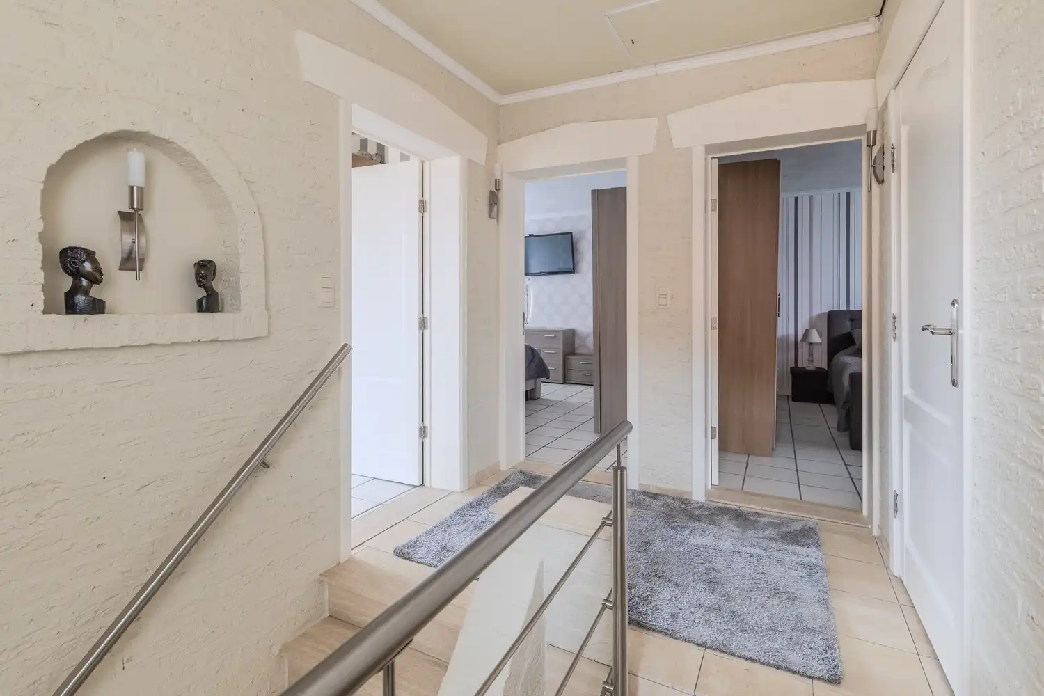 Instapklare woning met drie slaapkamers, ruime tuin en twee garageboxen in hartje Rekem! foto 28