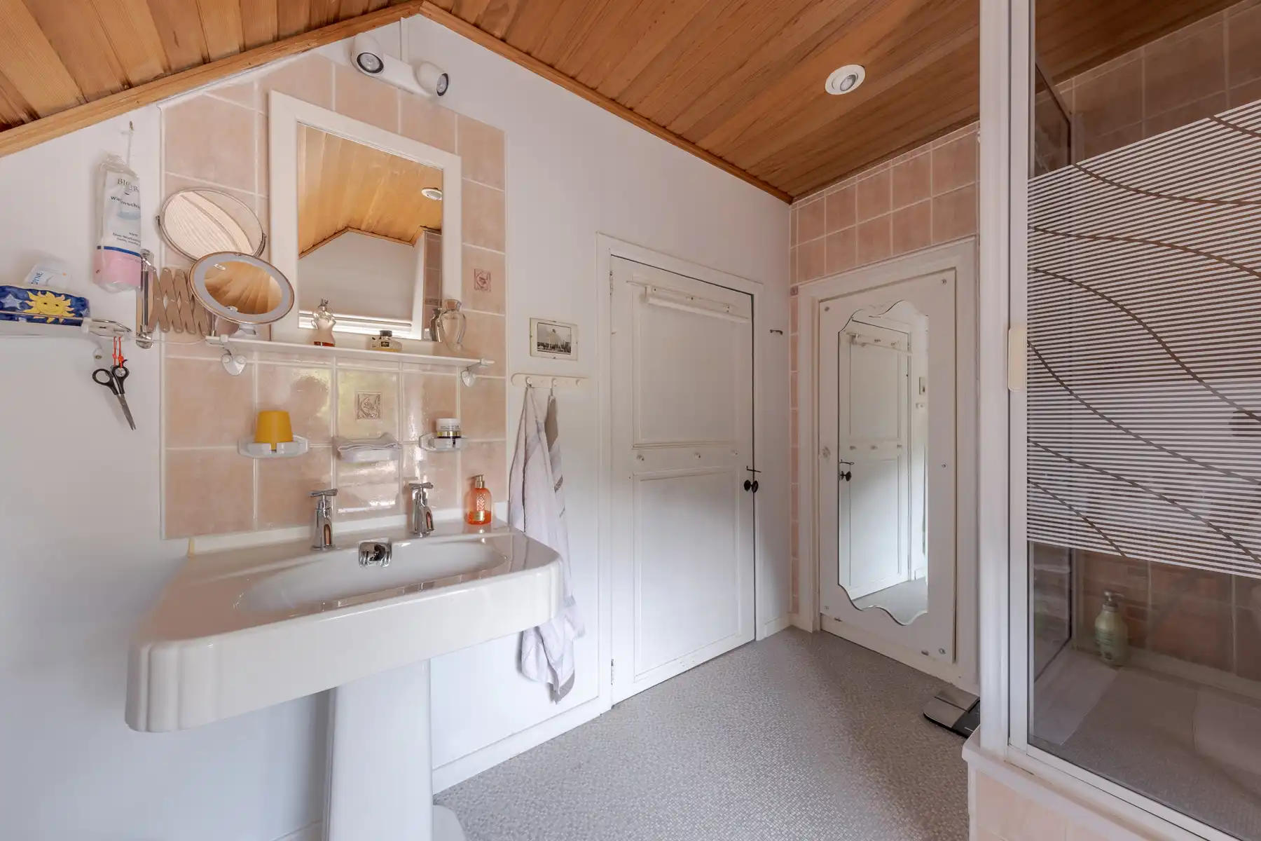 Uniek gerestaureerd herenhuis met parktuin foto 18