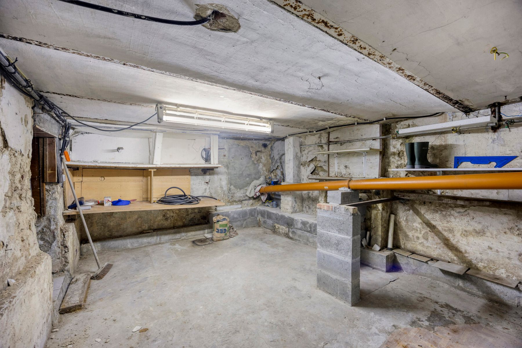 Charmante te renoveren woning met tuin foto 23