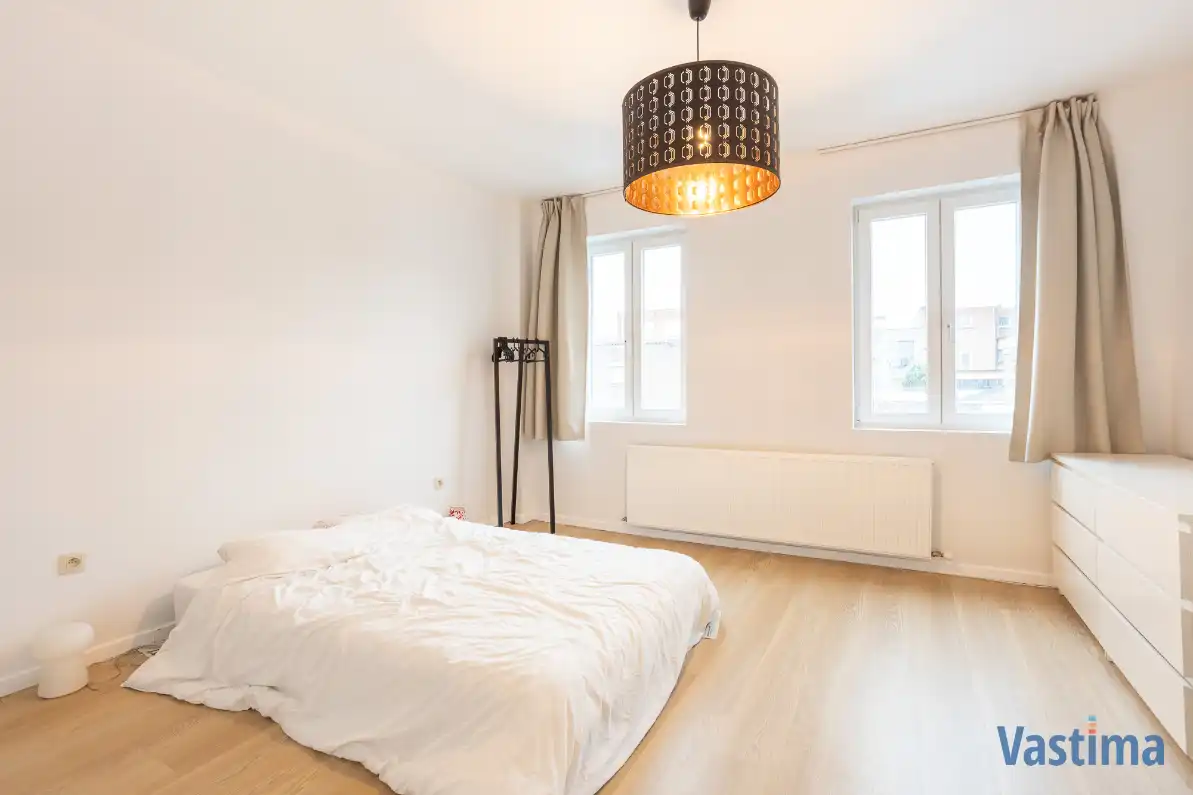 Woning in de stadsrand met 2 slaapkamers, dressing en tuin foto 12